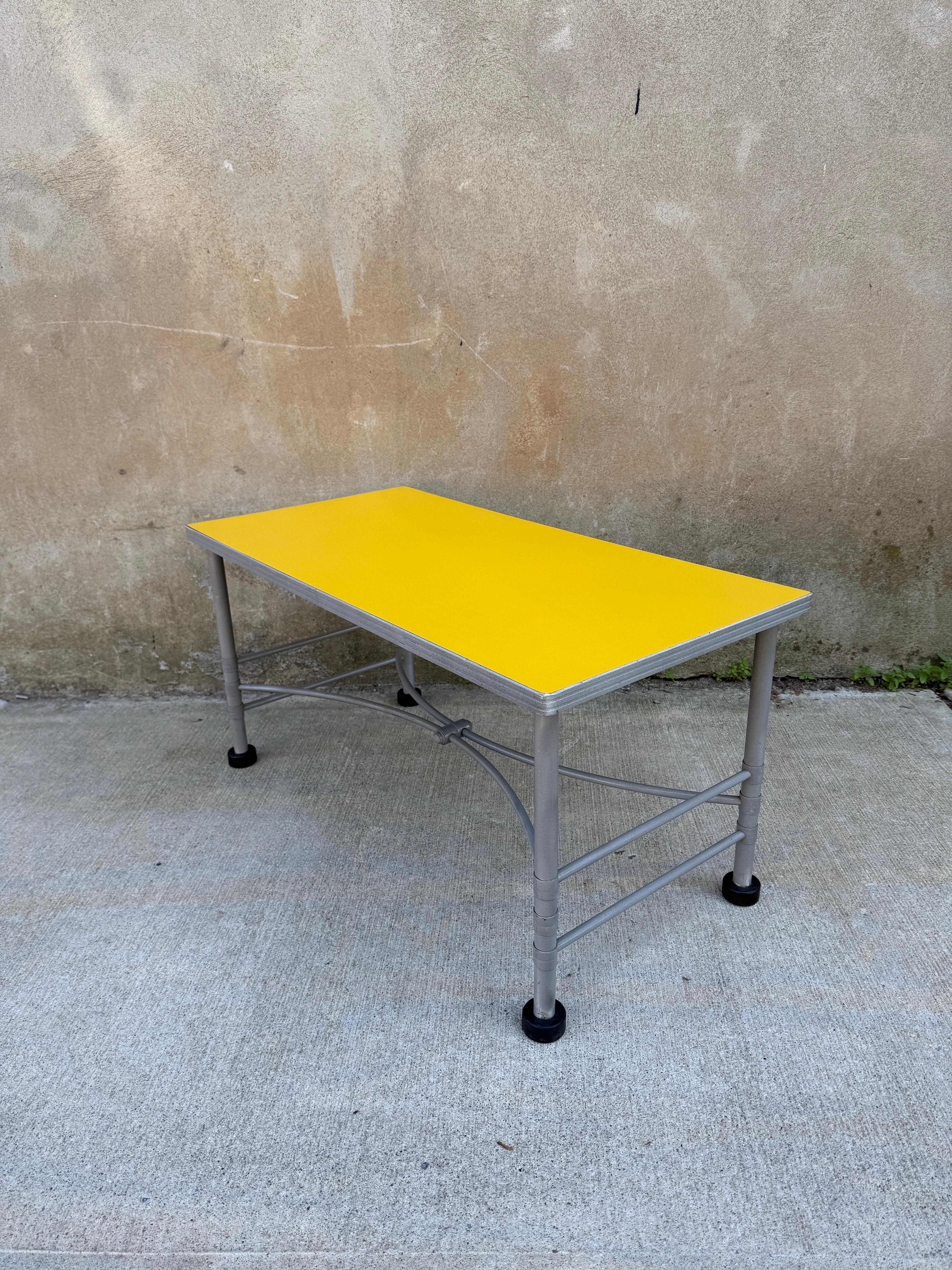 Table basse Warren McArthur jaune des années 1930 Bon état - En vente à Jersey City, NJ