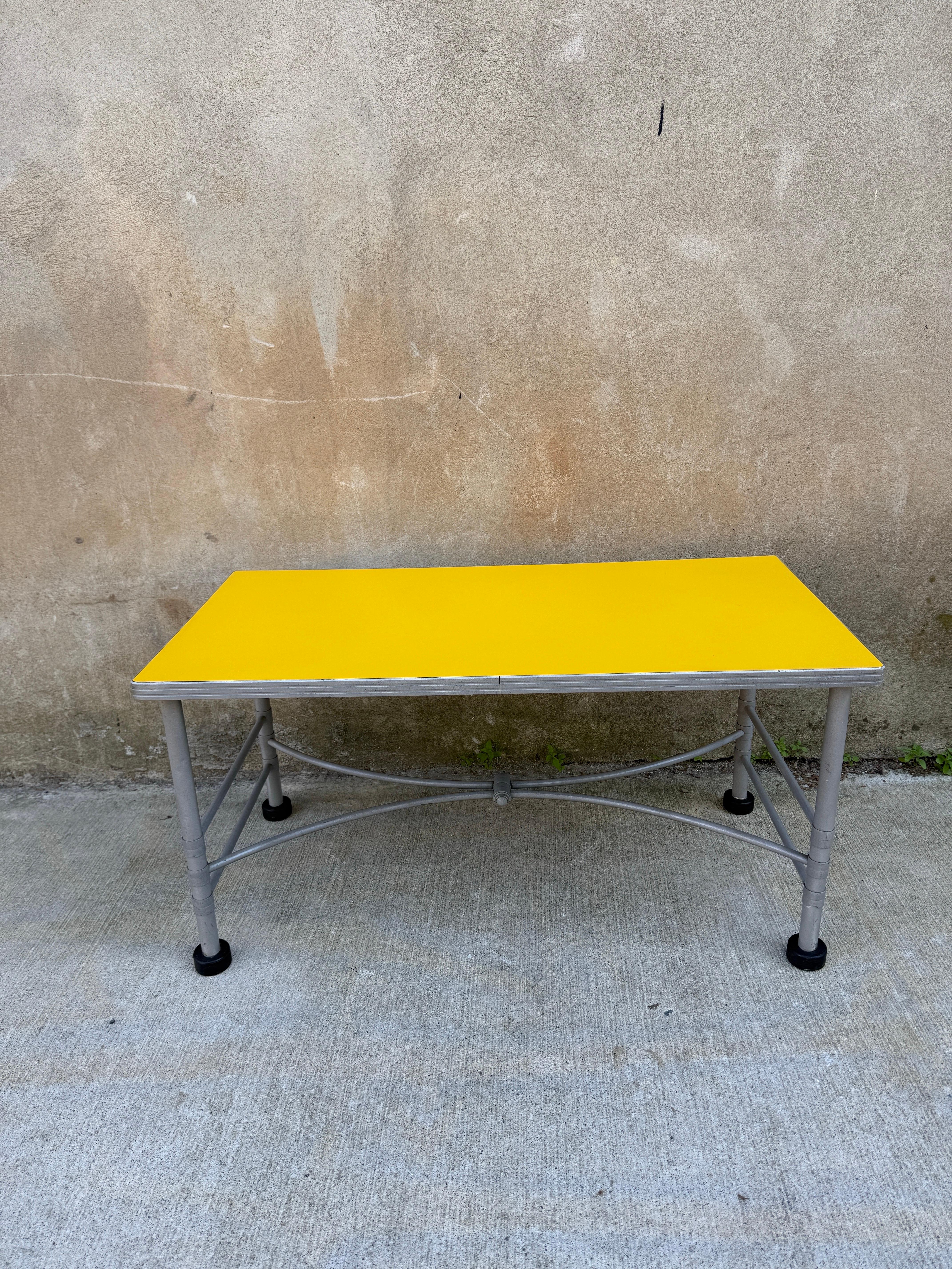 20ième siècle Table basse Warren McArthur jaune des années 1930 en vente