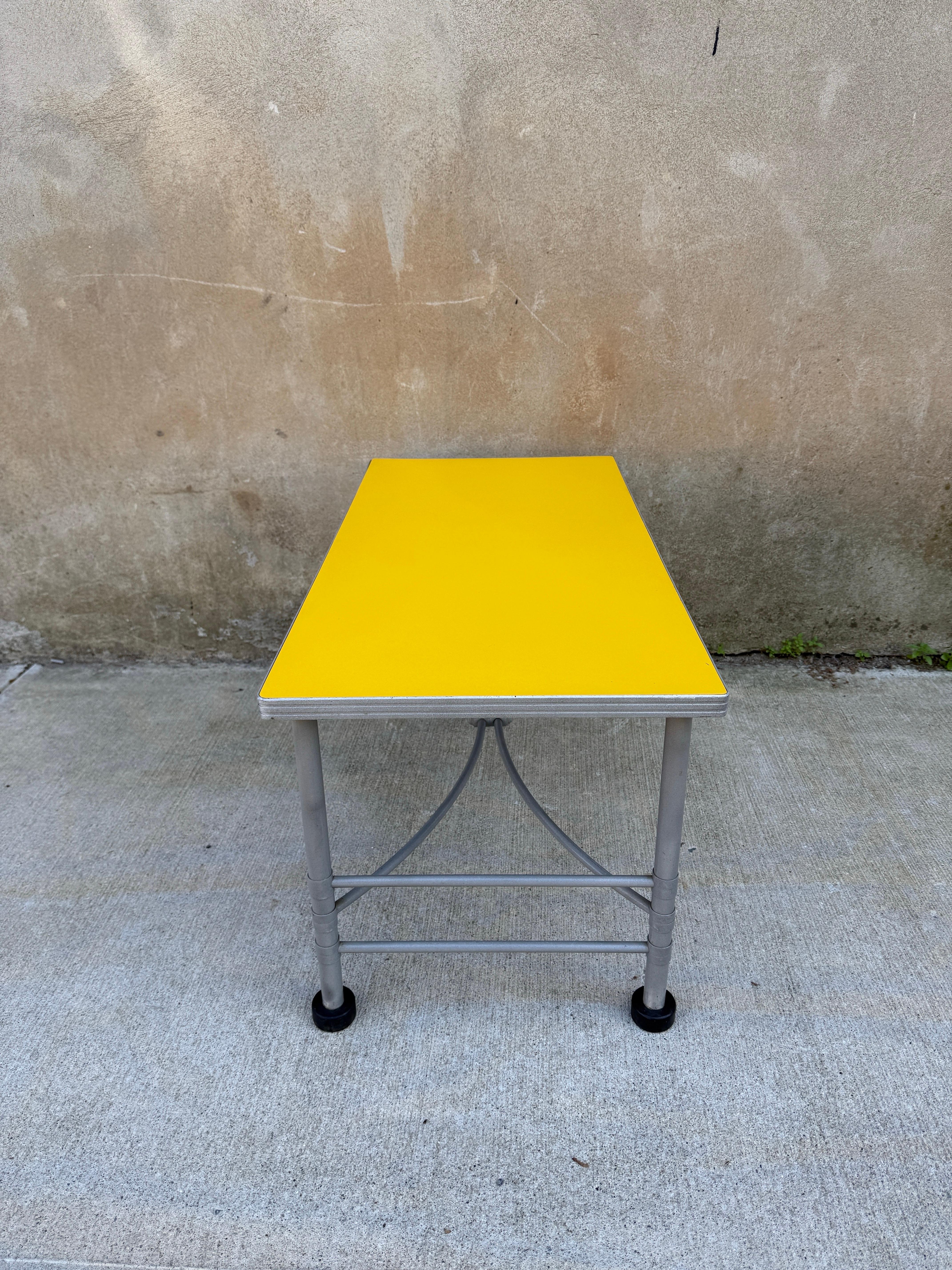 Métal Table basse Warren McArthur jaune des années 1930 en vente