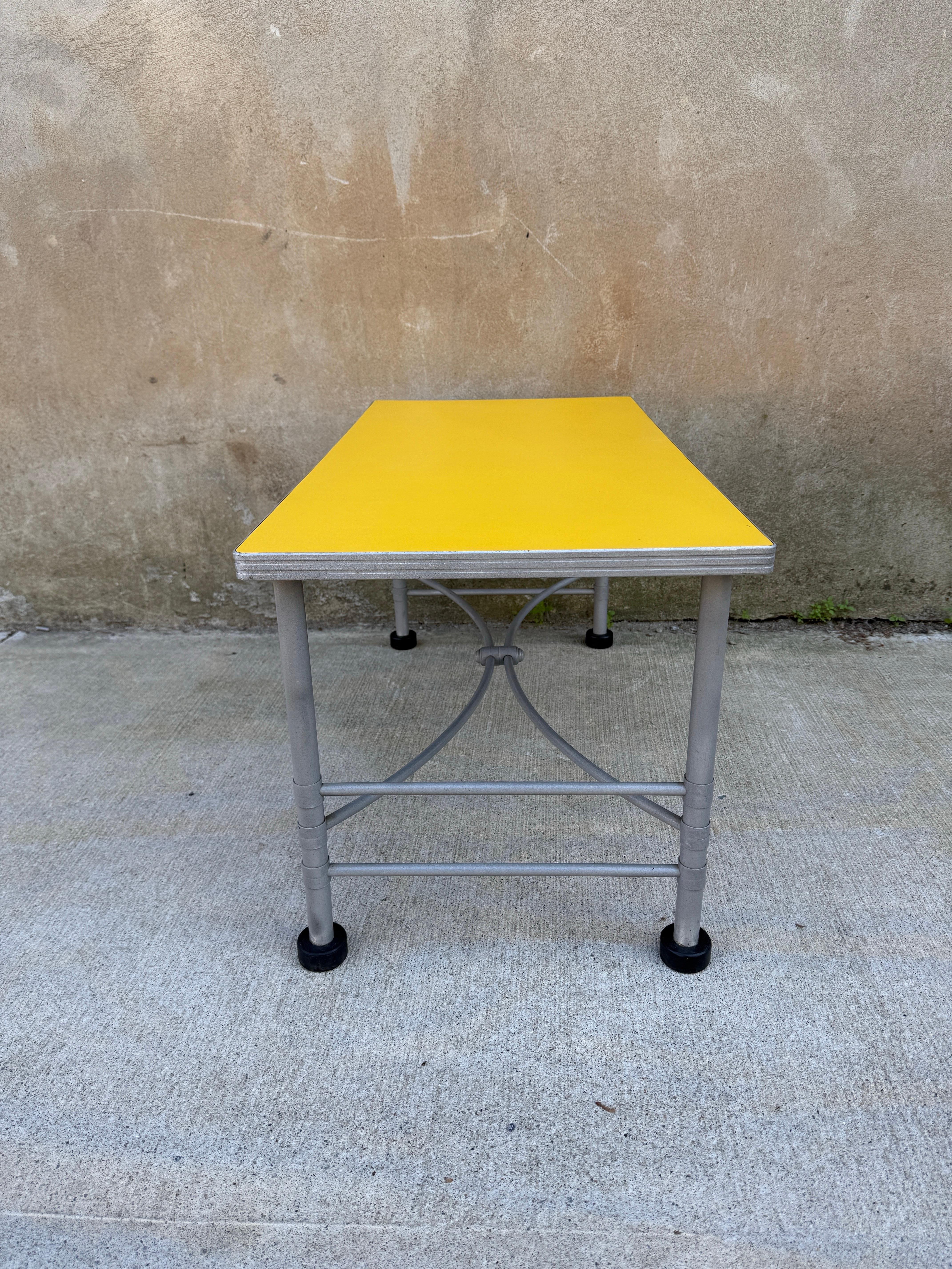Table basse Warren McArthur jaune des années 1930 en vente 1