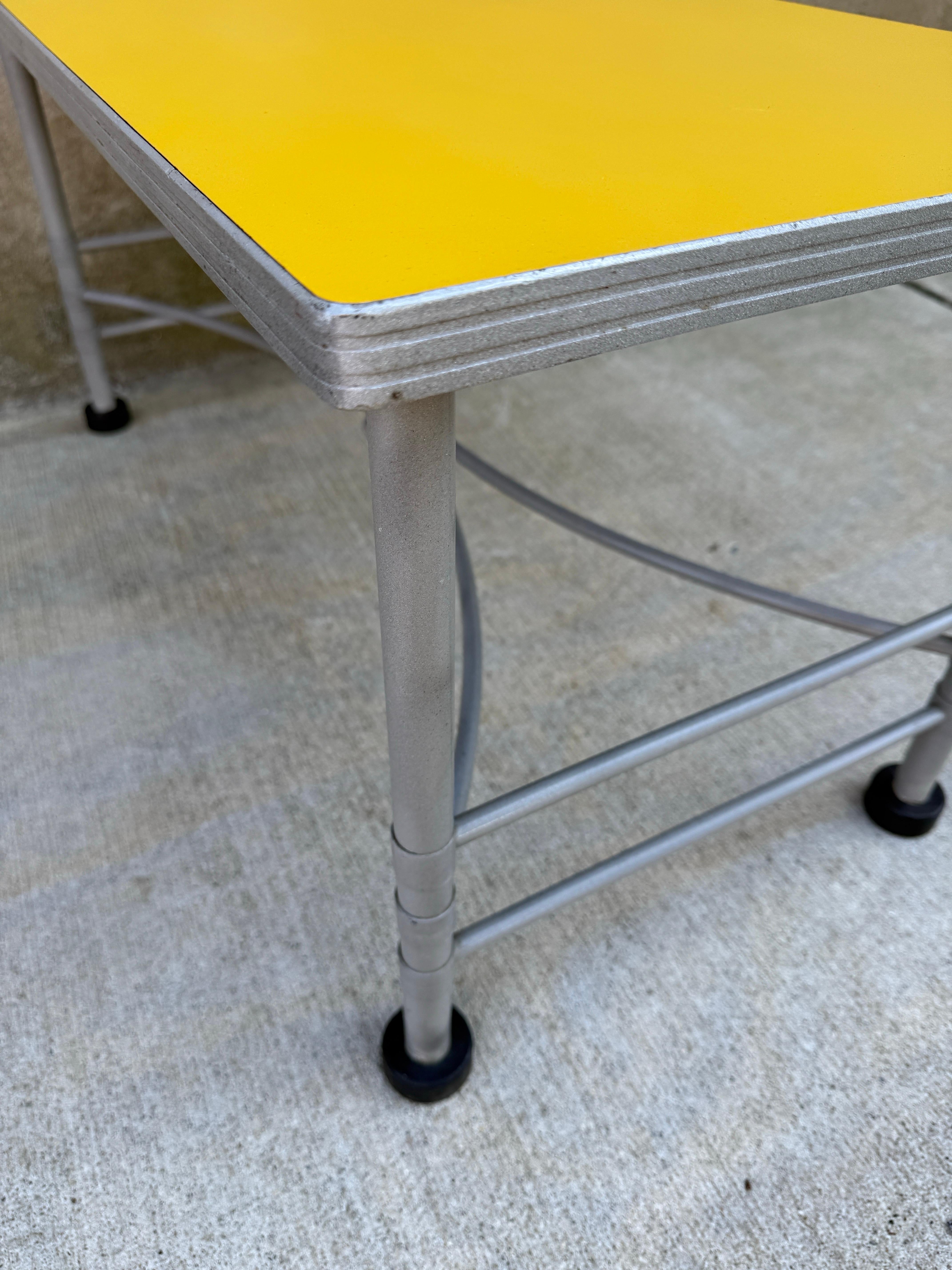 Table basse Warren McArthur jaune des années 1930 en vente 2