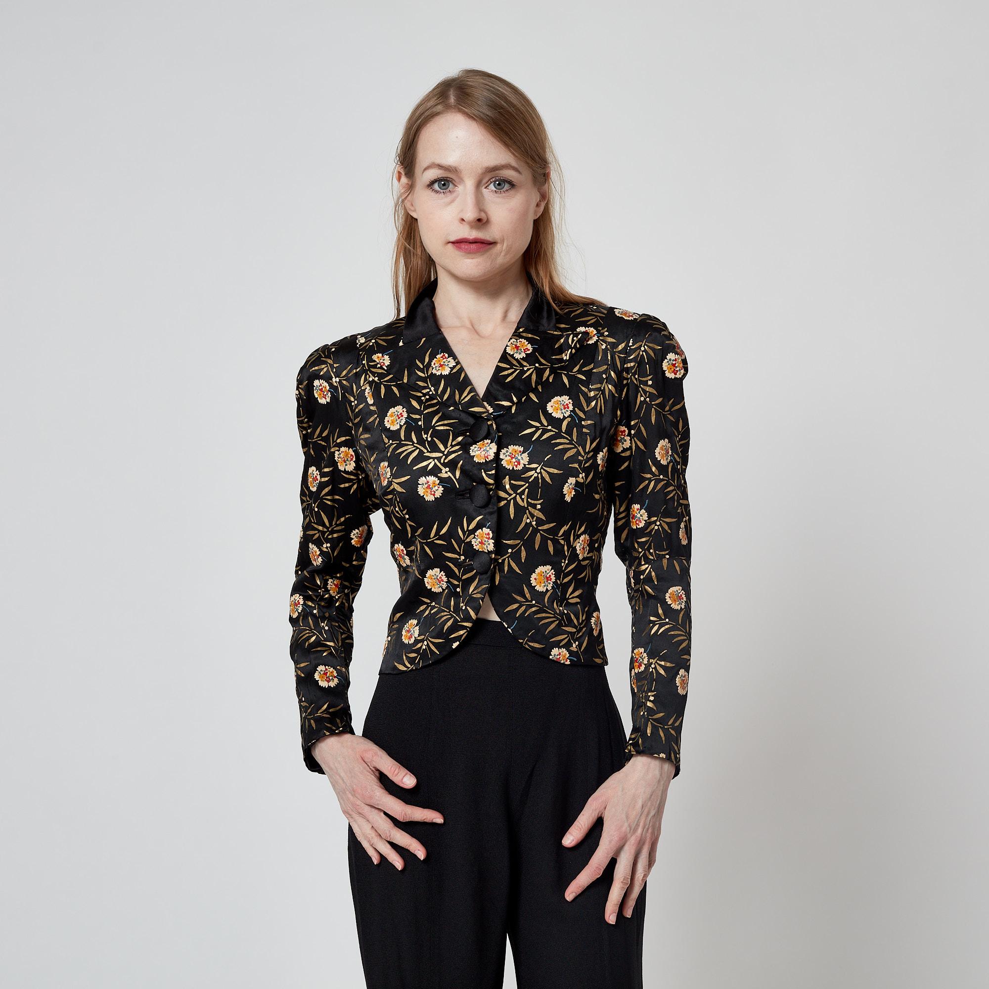 1930er Yvonne of Cherbourg Schwarze handbemalte Seidenjacke in Kurzform im Angebot 1