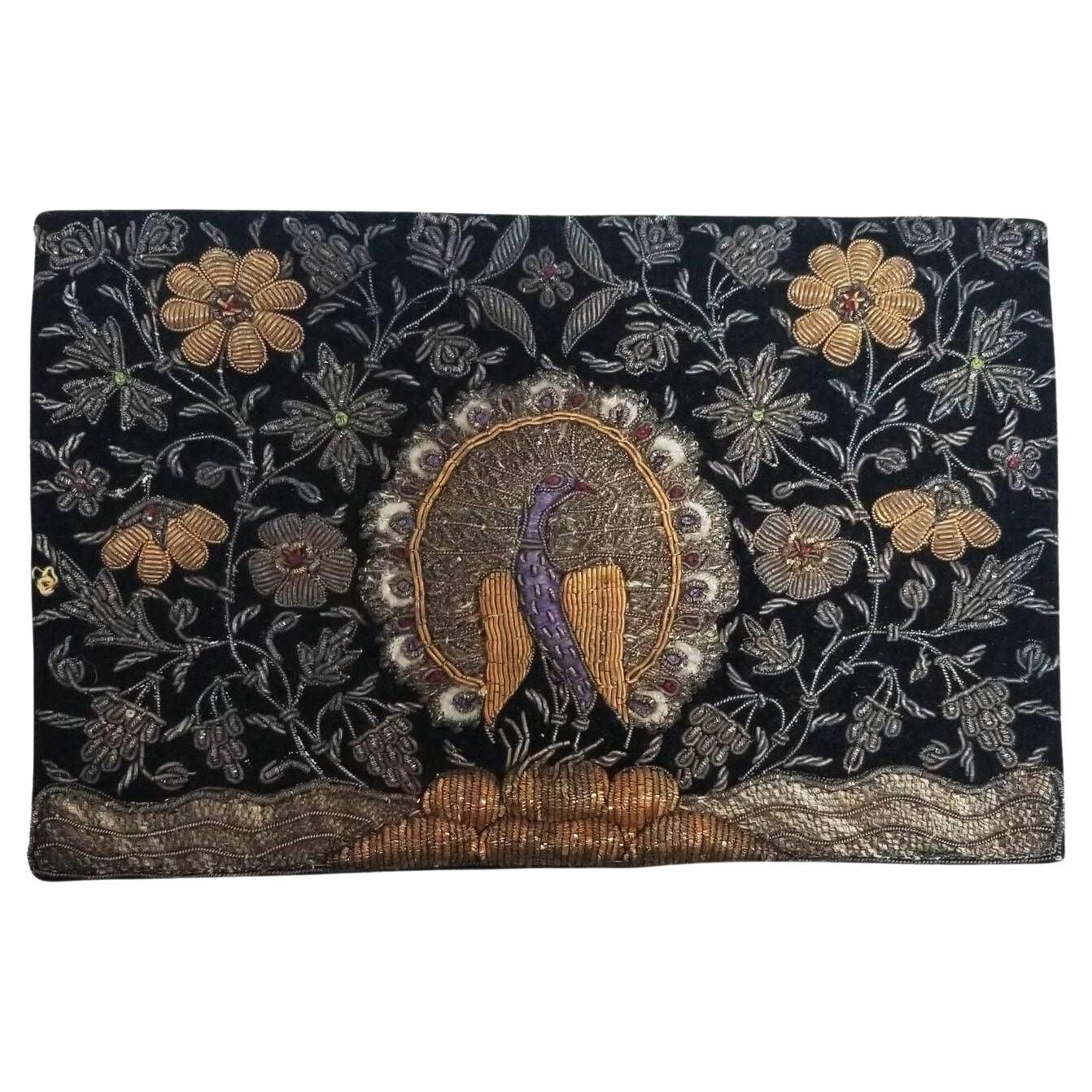 1930s Zardozi Indian Clutch con pavo real con hilo de metal dorado