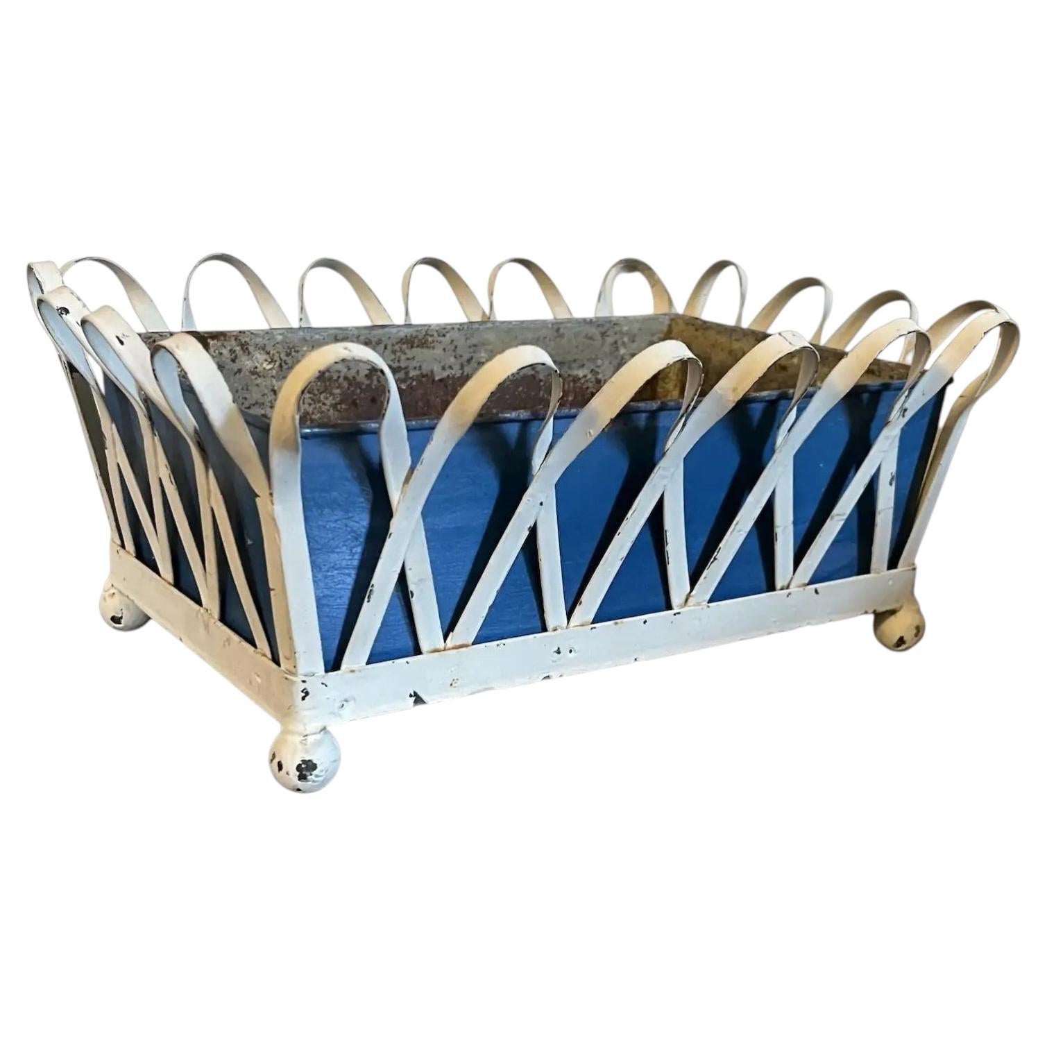 Cache-pot ou jardinière des années 1930 en zinc, de style « basketweave », avec doublure en tole bleue en vente
