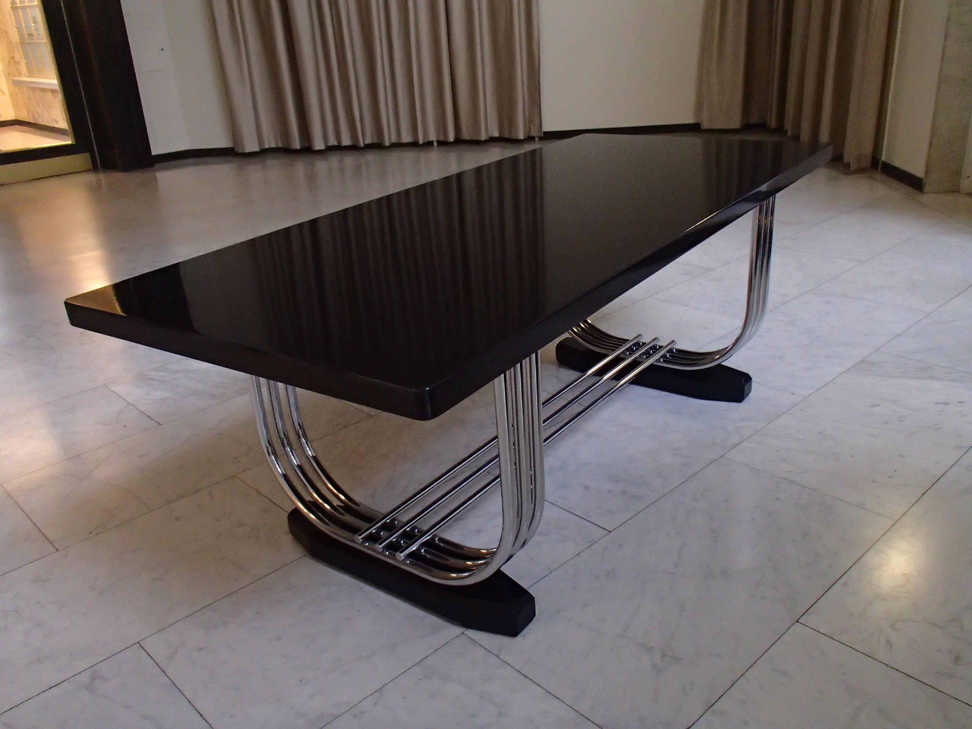 Sehr eleganter, französisch inspirierter großer, schwarz lackierter Tisch mit verchromten Rohrbeinen, hergestellt von PEL zwischen 1933 und 1936 .Serge Chermayeff (1900-1996)
 war einer der meistbewunderten britischen Architekten und Designer der