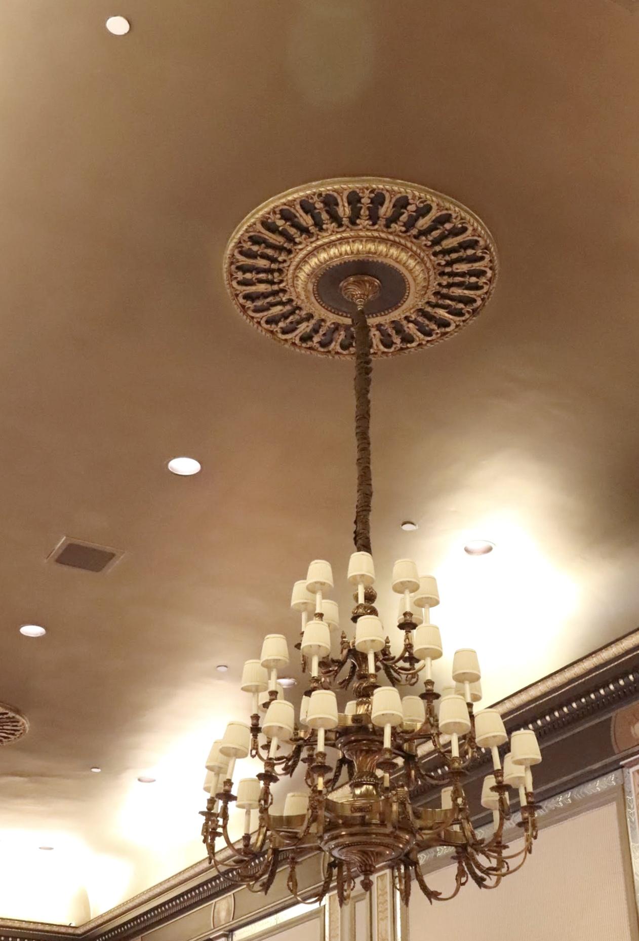 Waldorf Astoria-Kronleuchter Conrad Suite aus Bronze mit 36 Lichtern im Angebot 9