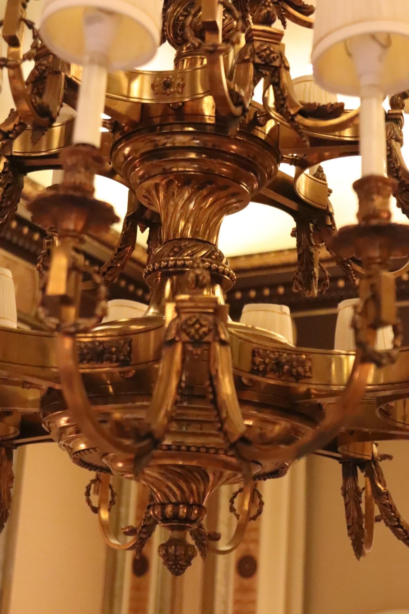 Lustre Conrad à 36 lumières en bronze de Waldorf Astoria en vente 10