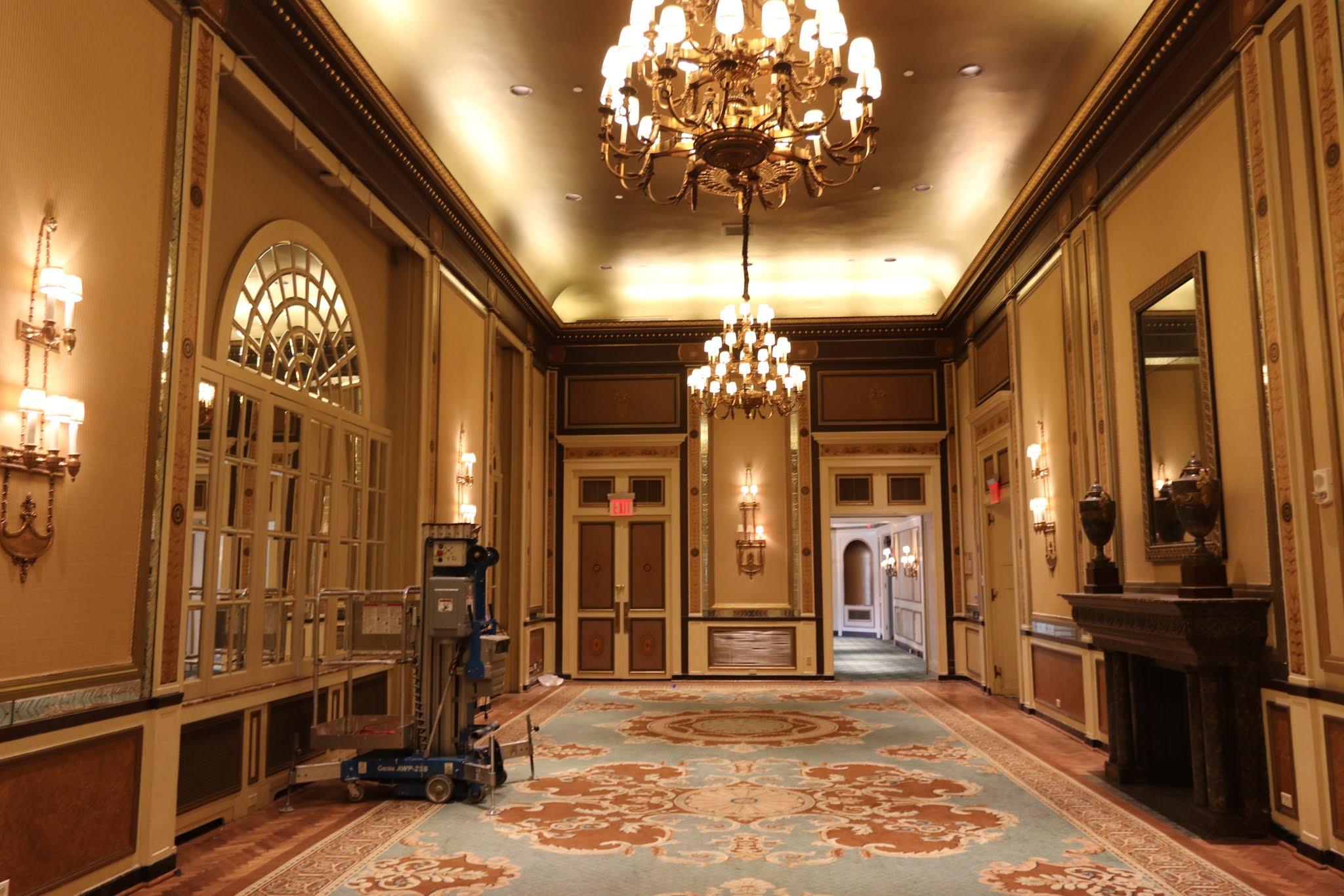 Lustre Conrad à 36 lumières en bronze de Waldorf Astoria en vente 11