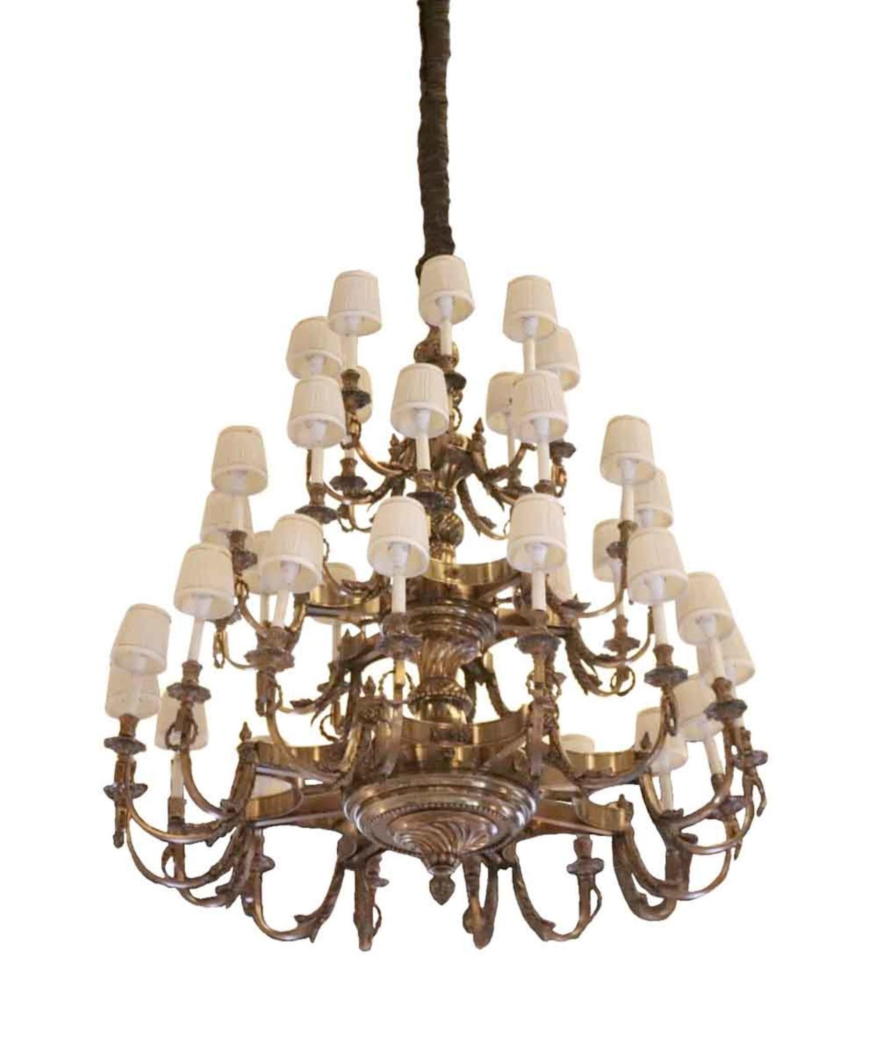Américain Lustre Conrad à 36 lumières en bronze de Waldorf Astoria en vente