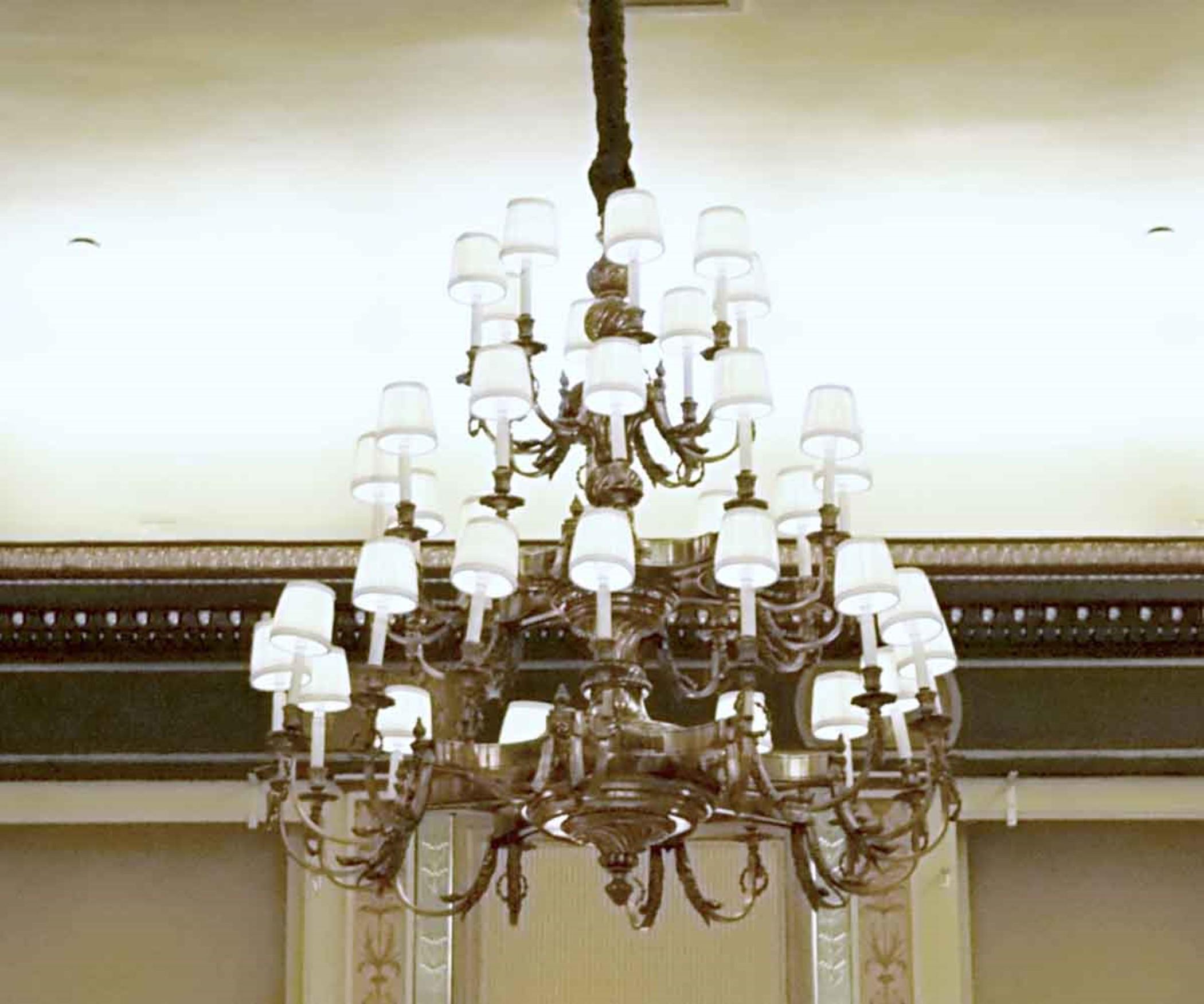 Lustre Conrad à 36 lumières en bronze de Waldorf Astoria Bon état - En vente à New York, NY