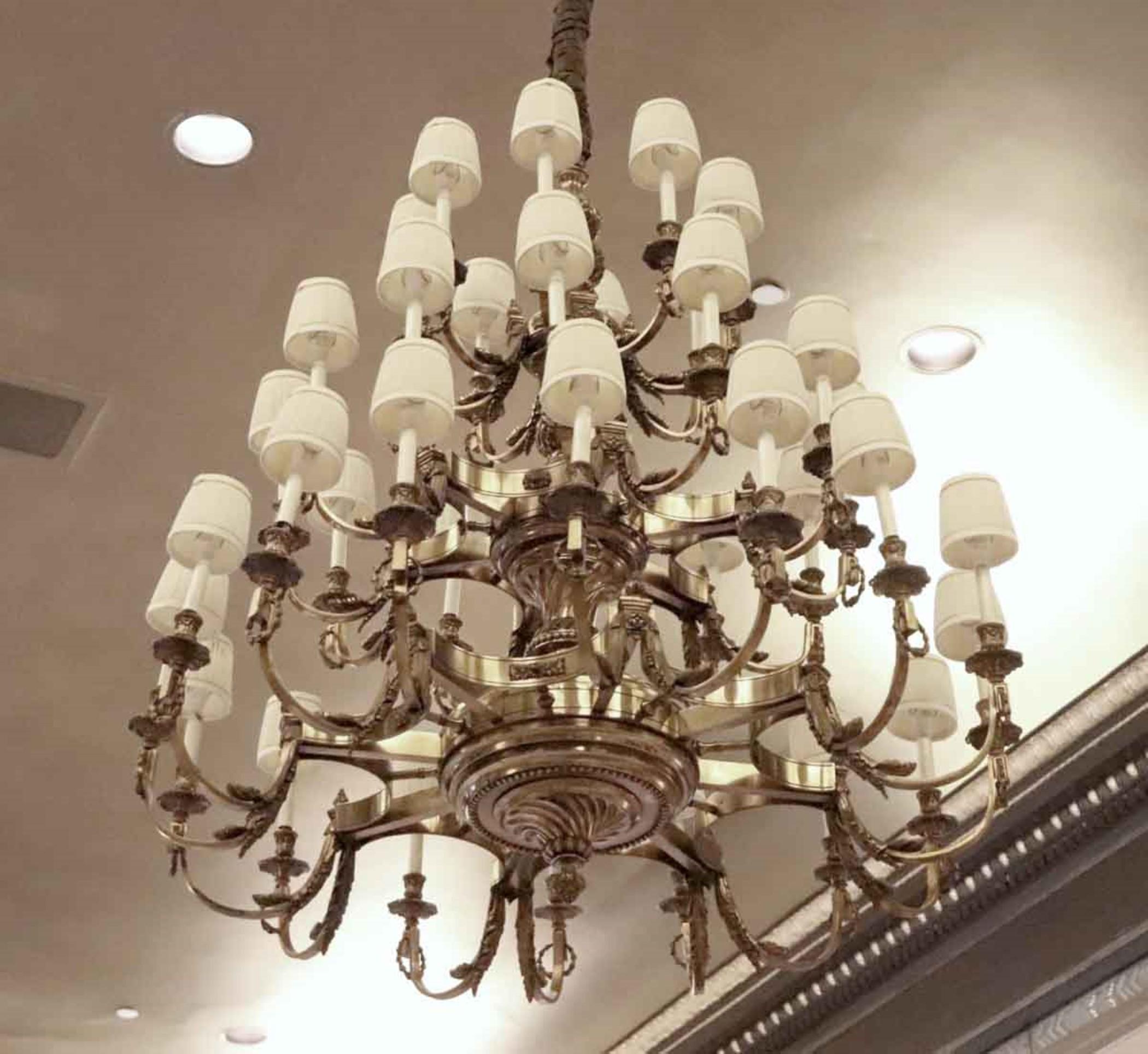 Waldorf Astoria-Kronleuchter Conrad Suite aus Bronze mit 36 Lichtern (20. Jahrhundert) im Angebot