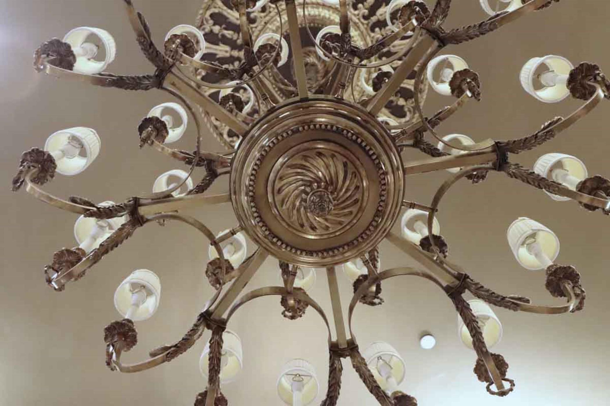 Bronze 36-Light Waldorf Astoria Chandelier Conrad Suite In Good Condition For Sale In New York, NY
