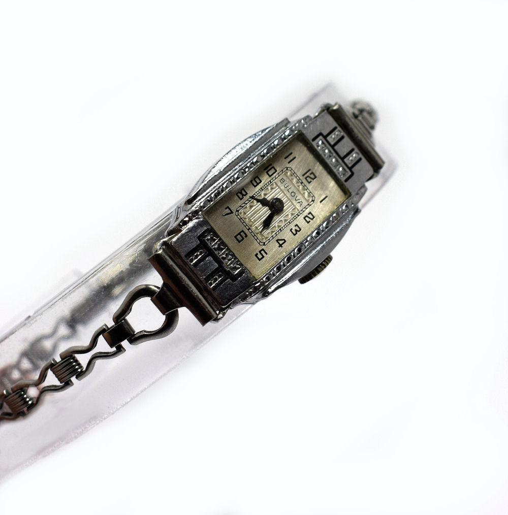 Very attractive Art Deco ladies wrist watch dating to 1931. The movement is a well made BULOVA Swiss manual wind mechanism, a fine classic 6AP calibre, running well and keeping good time on 15 jewels. The original and signed white gold coloured case