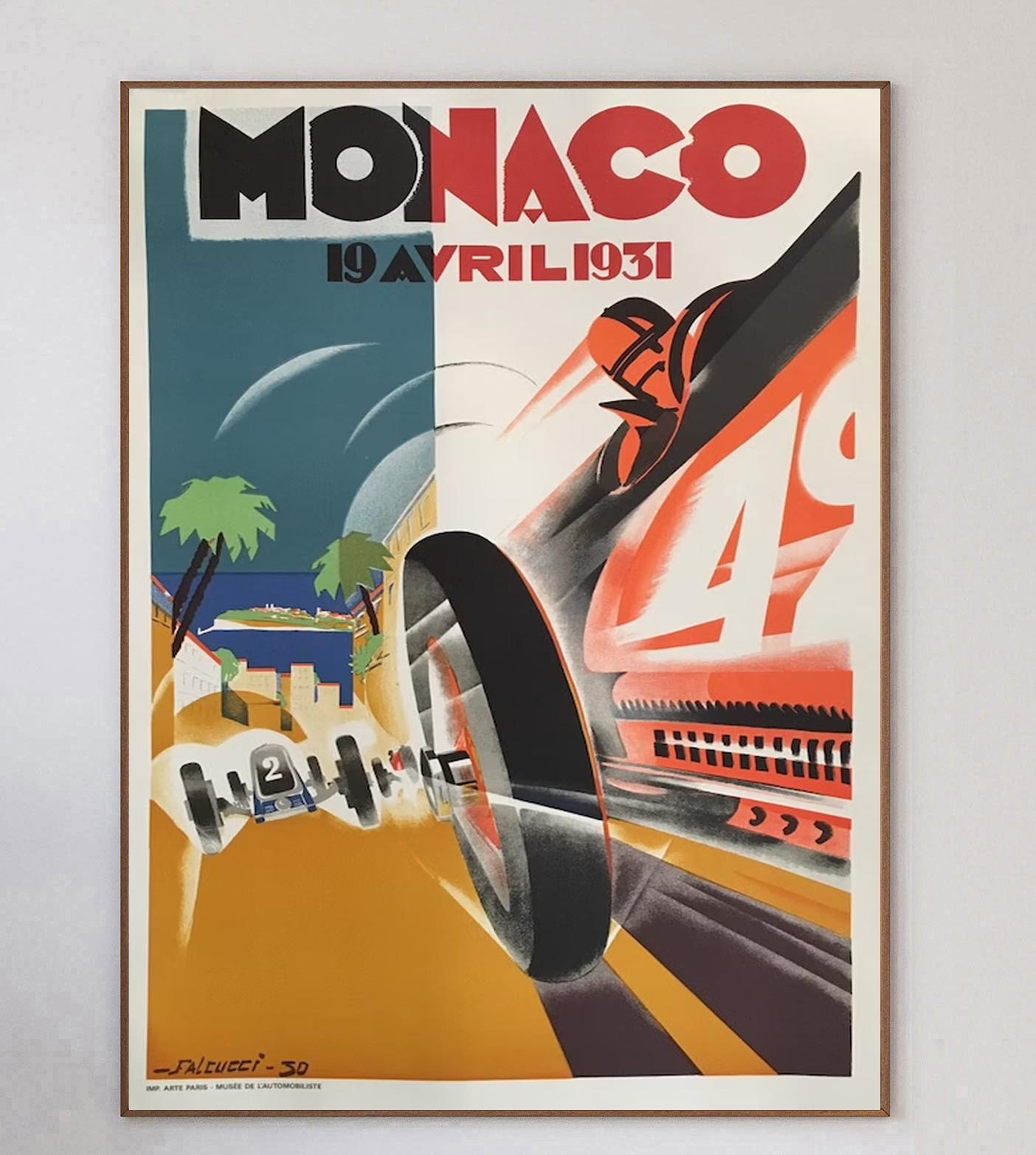 Cette affiche est celle du Grand Prix de Monaco de 1931, avec la brillante illustration de l'artiste Robert Falcucci. L'image représente une voiture rouge roulant à vive allure et échappant à une voiture blanche, dans des couleurs vives et un style