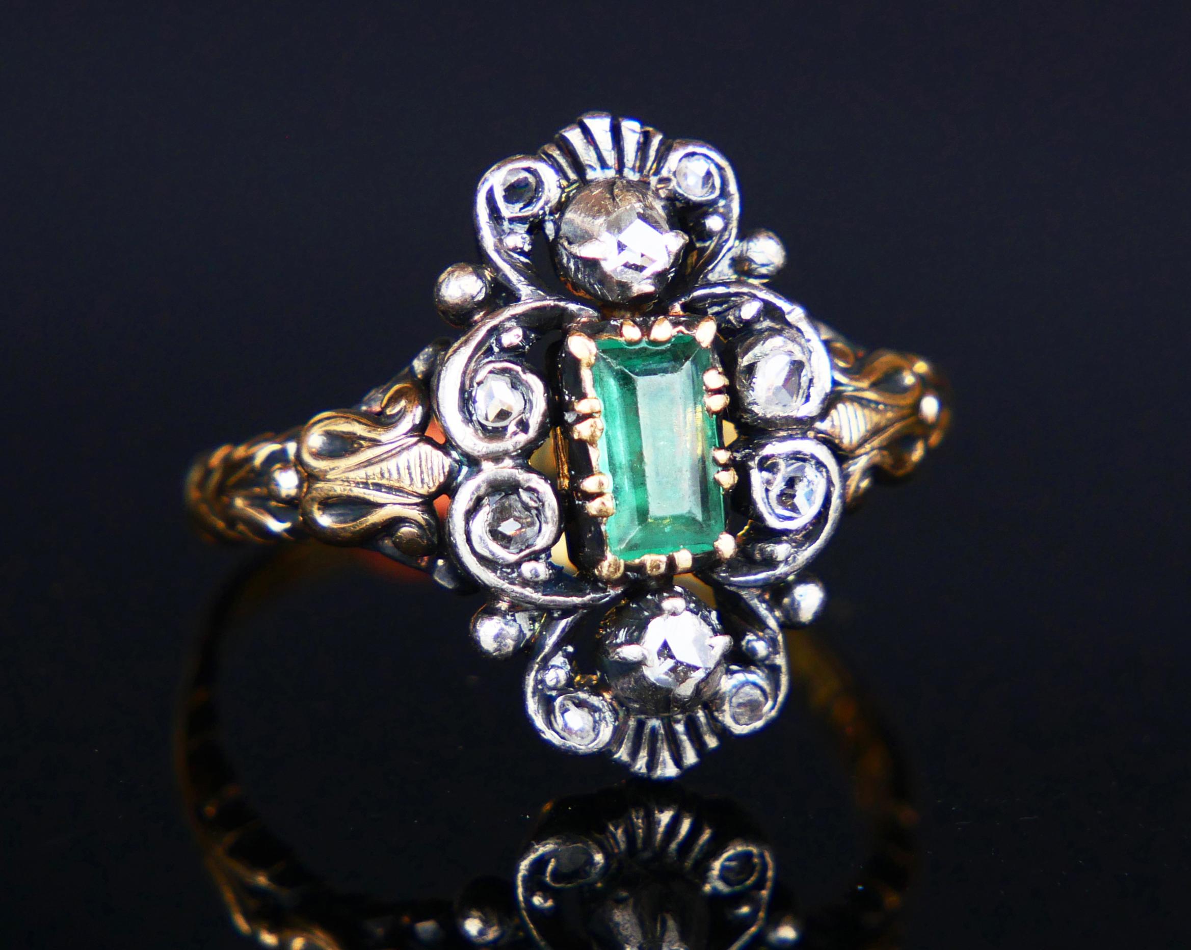 Bell'anello a grappolo in stile rinascimentale con fascia, spalle e parti della corona intagliate in oro giallo massiccio 18 ct. I grappoli d'argento contengono uno smeraldo naturale e 10 diamanti taglio rosa. 
Corona 20 mm x 10,75 mm x 5,5 mm di
