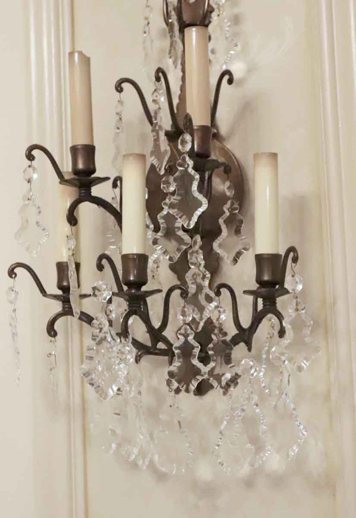 Aplique de bronce de cinco brazos del siglo XX, adornado con cristales franceses Pendaloque, procedente de la suite Luis XVI de la sala de conferencias del hotel Waldorf Astoria de Nueva York, en Park Ave. Con tu compra se incluye una tarjeta de