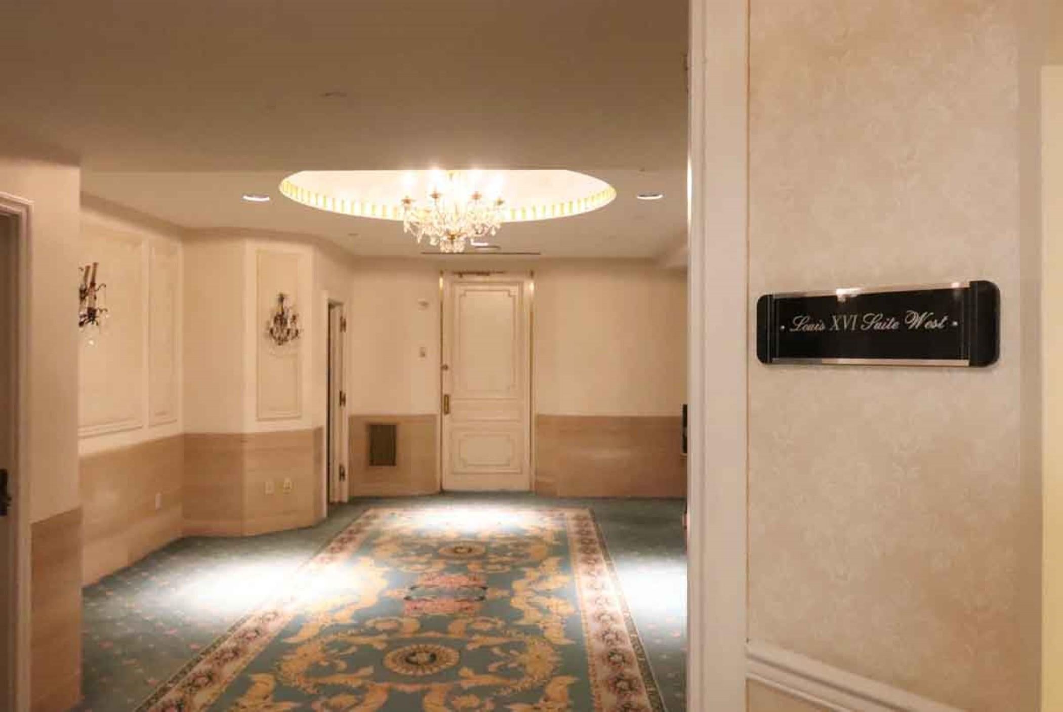 Französischer Kristall-Wandleuchter aus der Louis-XVI-Suite des NYC Waldorf Astoria Hotels im Angebot 2