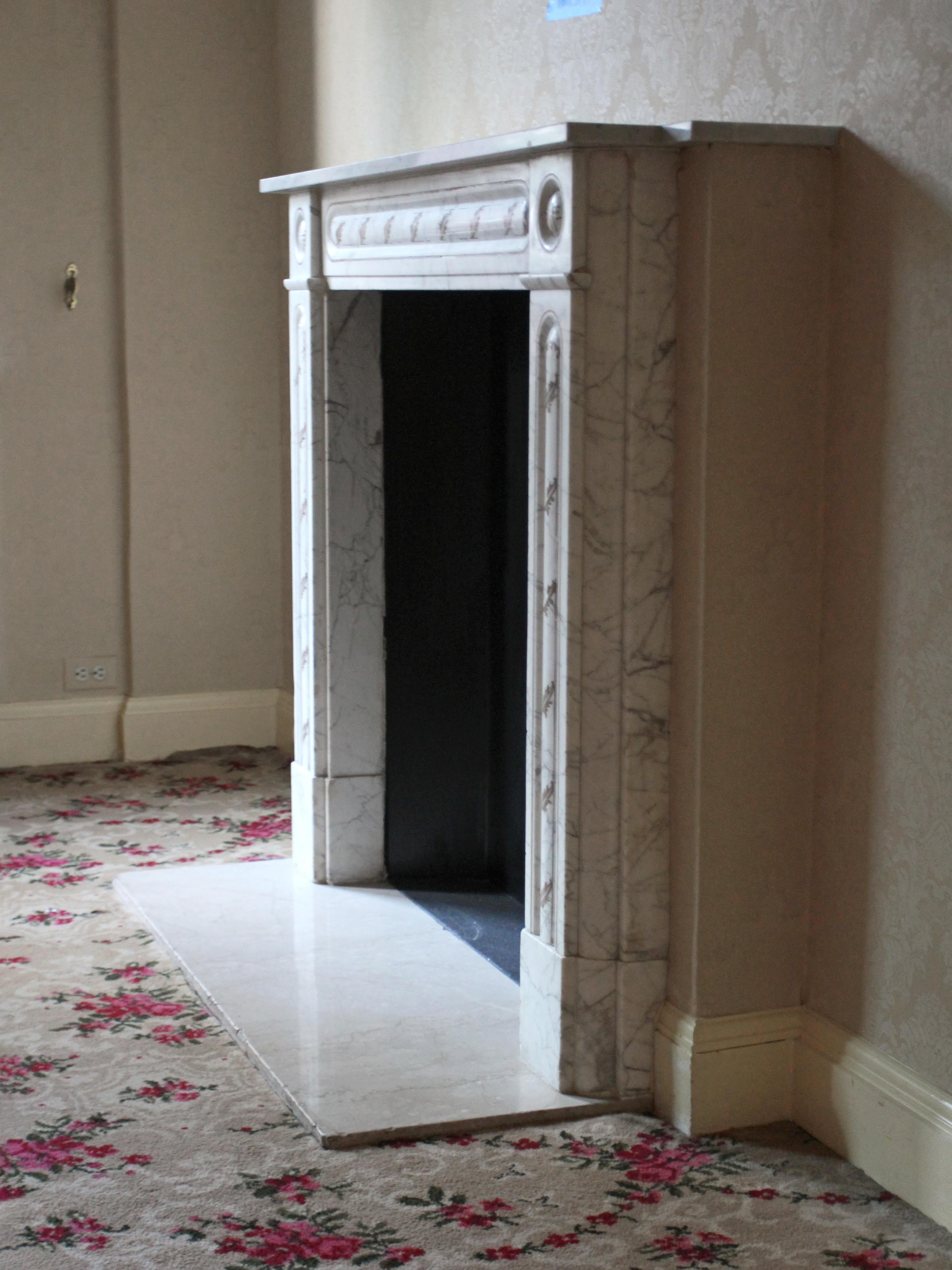 Waldorf Astoria Hotel Marmorkaminsims aus weißem Carrara im englischen Regency-Stil im Angebot 9