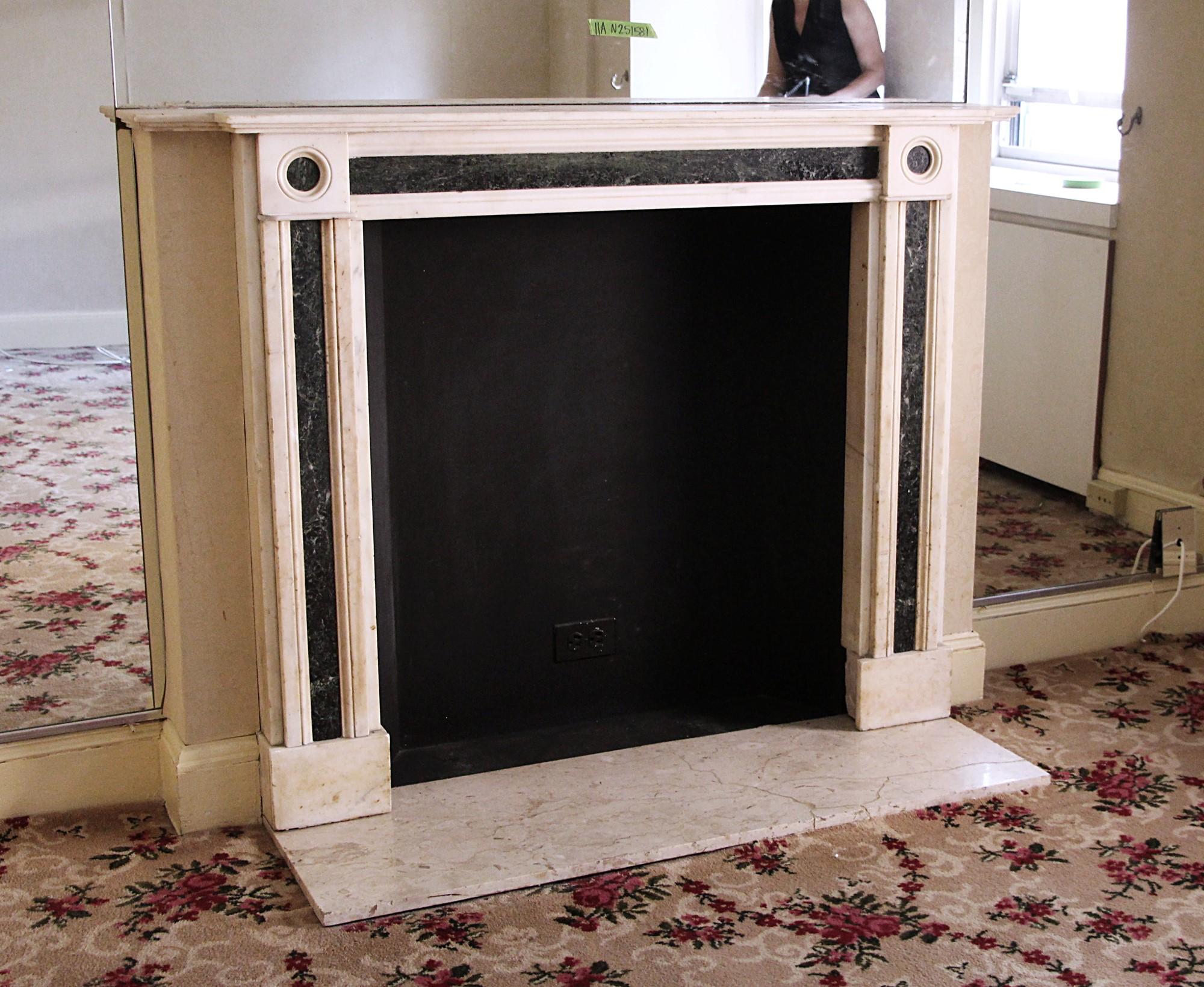 Waldorf Astoria Hotel White Green English Marble Mantel Regency Style In Good Condition For Sale In New York, NY