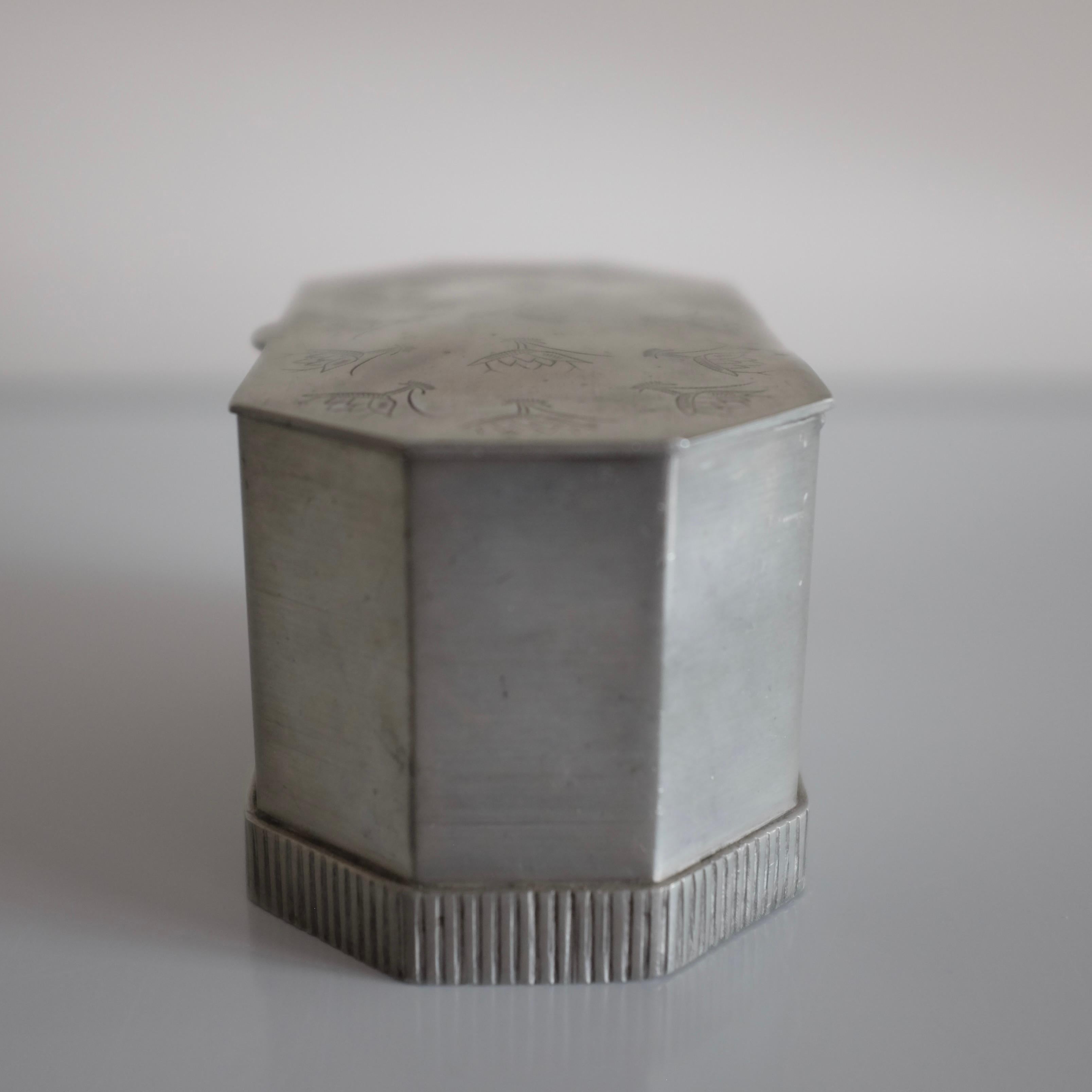 Rare 1931 Pewter box by GAB, Sweden. Octagon shaped body with a decorative flower motif engraved on the lid and inside is lined with purple textil. Age appropriate wear to the pewter.

Country: Sweden

Maker: GAB Svenskt Tenn

Year: 1931 

Material: