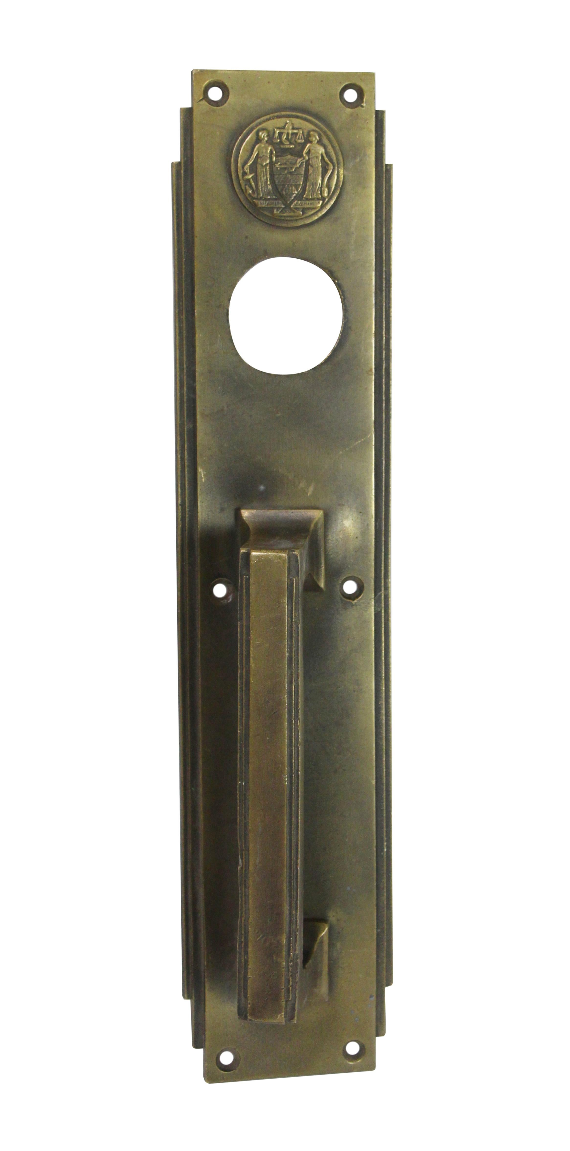 ensemble de tirettes de porte et de plaques de poussée en bronze signé Corbin 1931, avec emblèmes, récupéré du Philadelphia Civic Center. Récupéré par Olde Good Things du Philadelphia Civic Center en 2005. La tirette est équipée d'une serrure. Cette