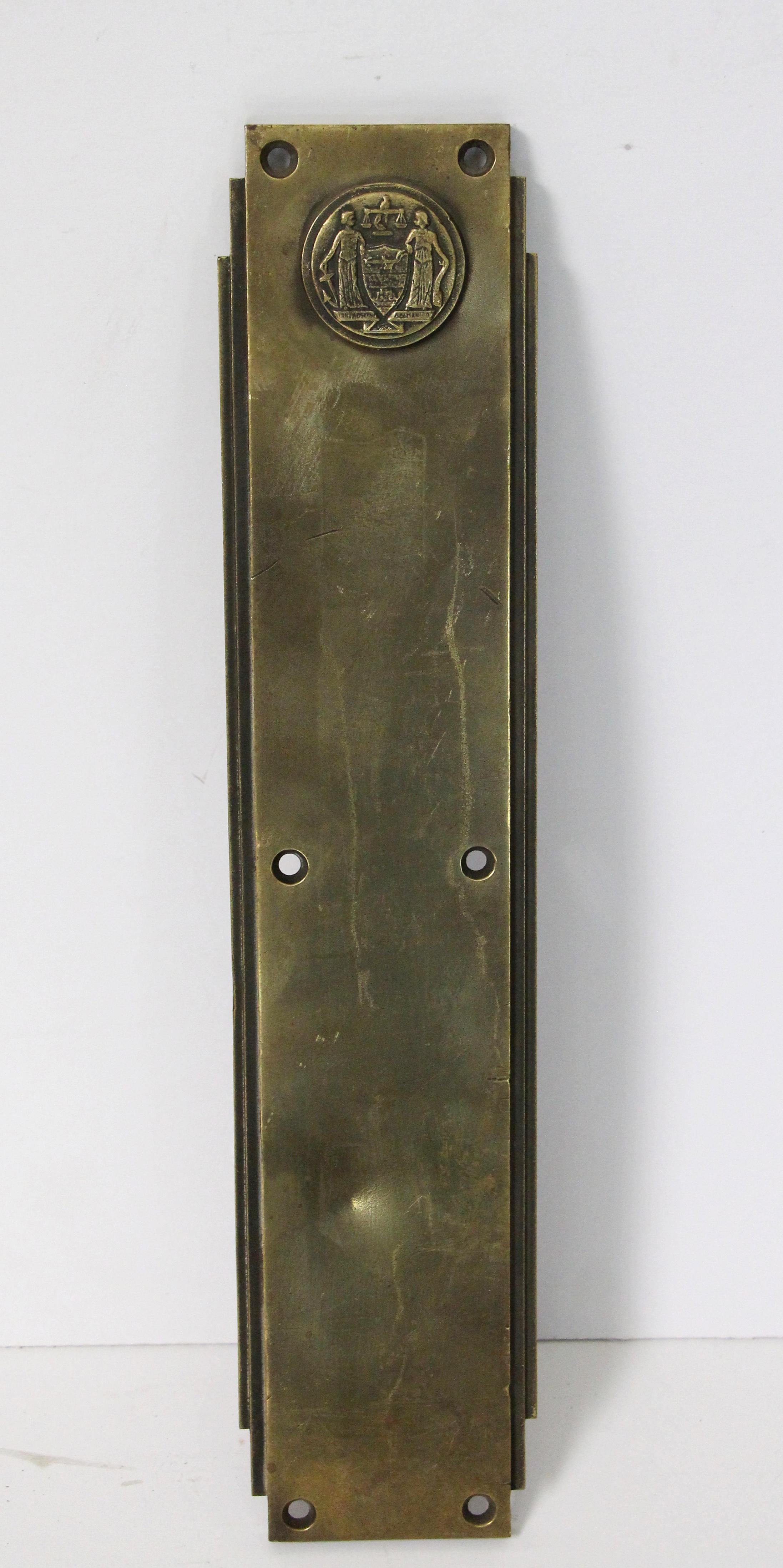 Milieu du XXe siècle Ensemble poignée de porte et plaque de poussoir Art Déco du Philadelphia Civic Centre, 1931