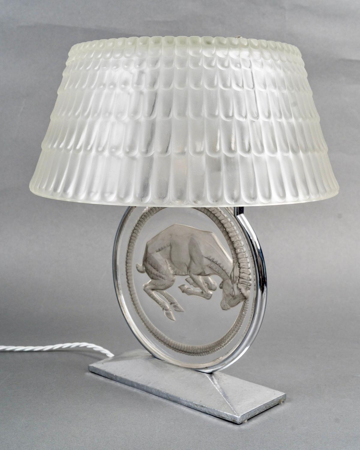 Francese 1931 René Lalique - Lampada Art Déco in vetro Belier Ram con patina grigia in vendita