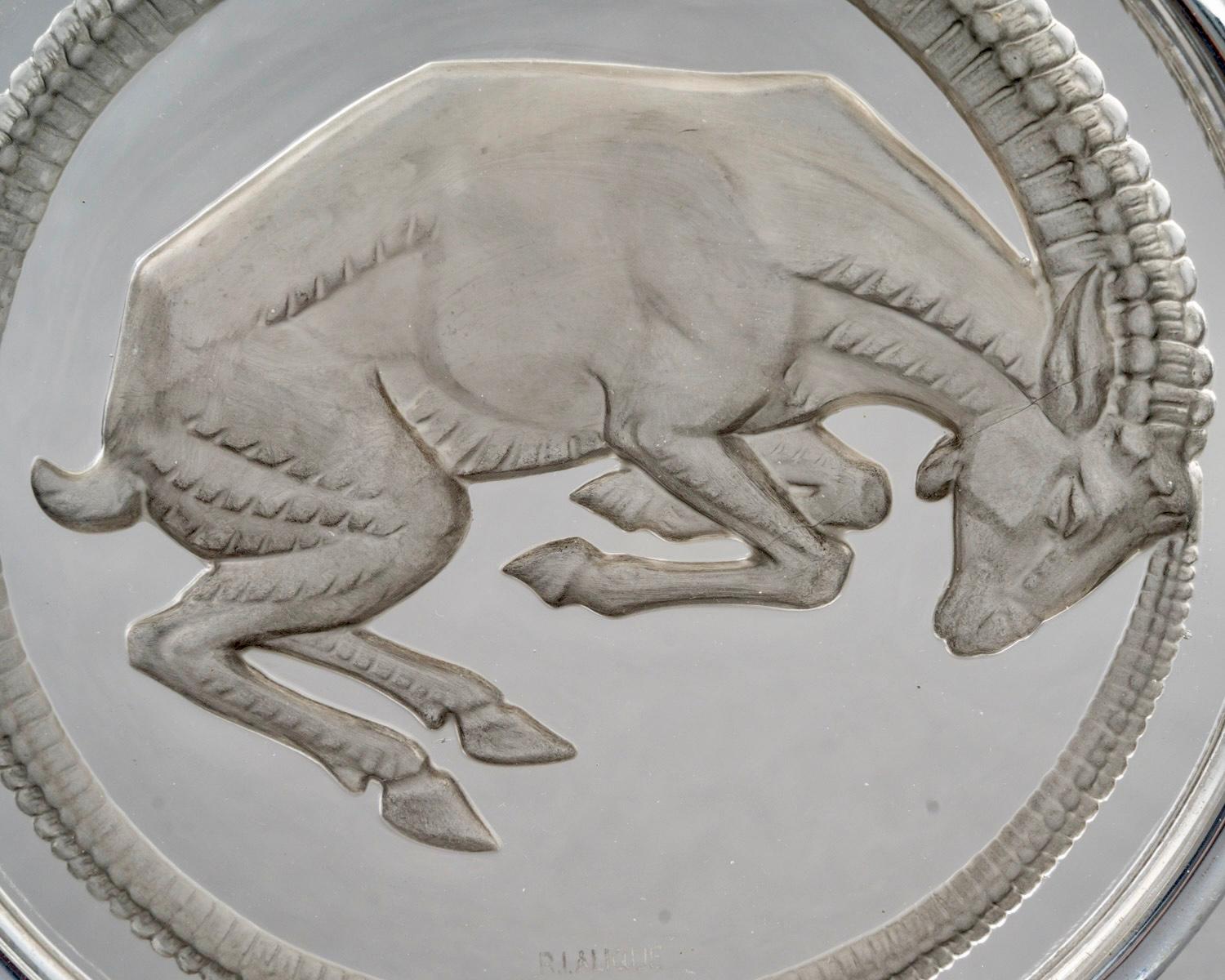 Metà XX secolo 1931 René Lalique - Lampada Art Déco in vetro Belier Ram con patina grigia in vendita