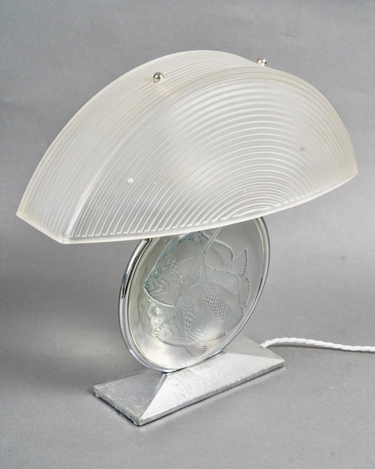 French 1931 René Lalique - Art Deco Lamp Poissons Fish Glass with Blue Patina For Sale