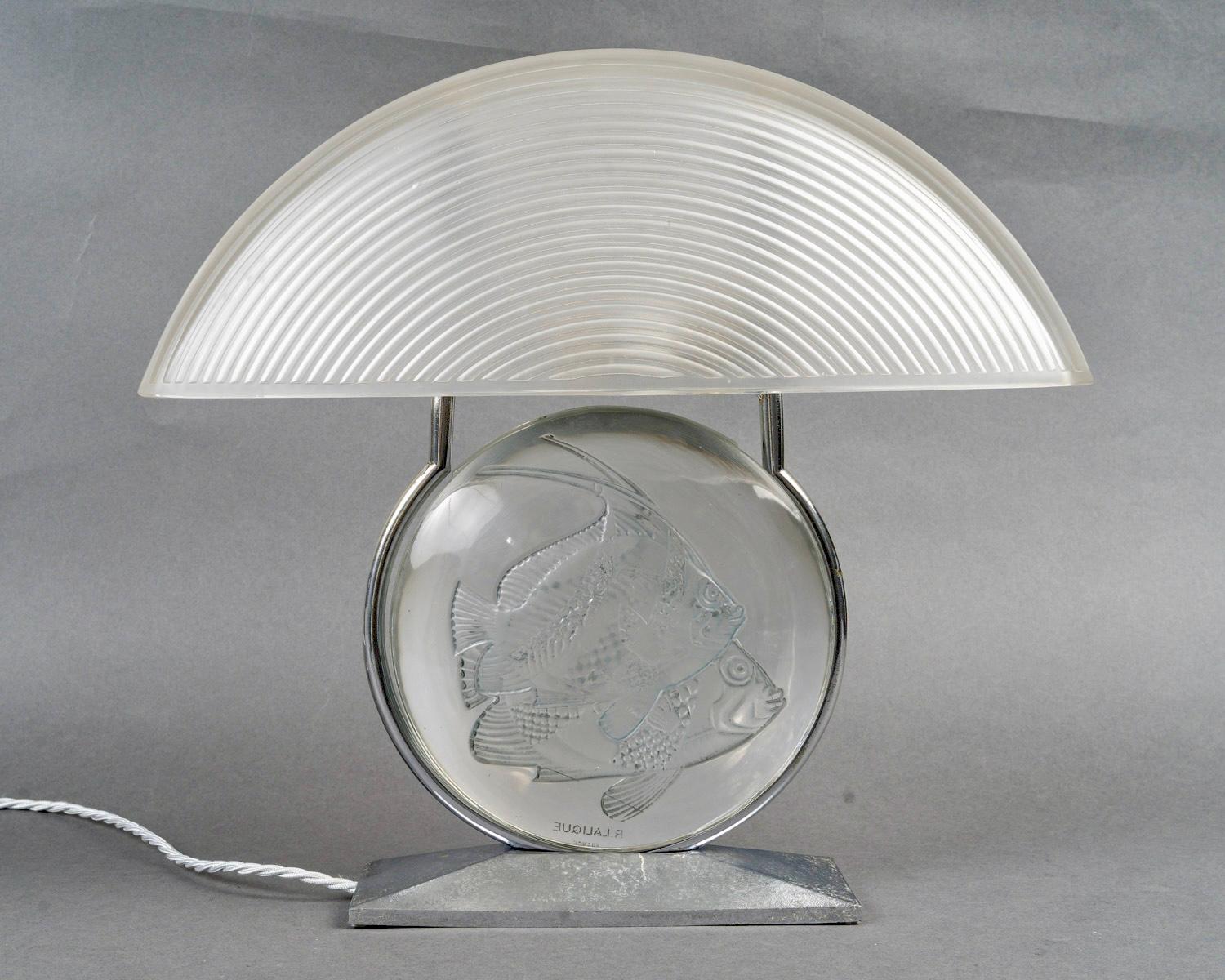 Molded 1931 René Lalique - Art Deco Lamp Poissons Fish Glass with Blue Patina For Sale