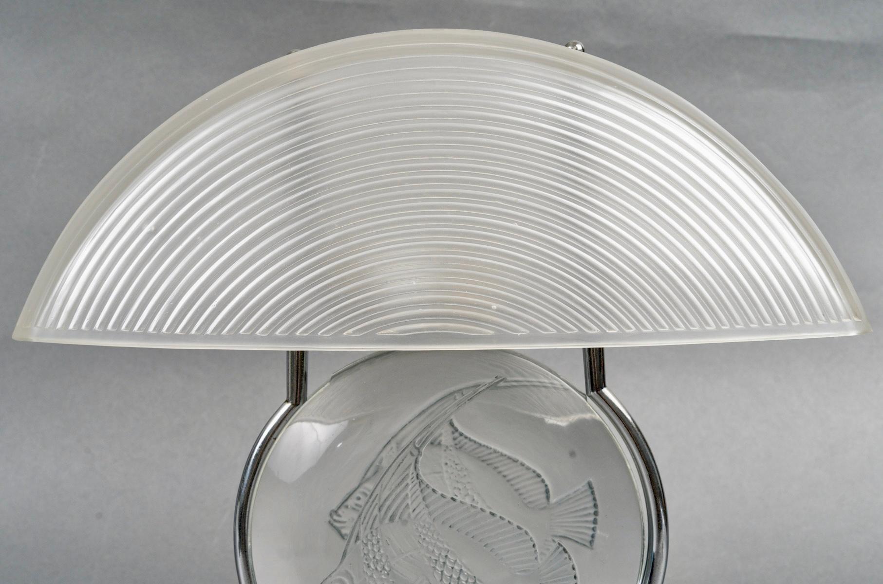1931 René Lalique - Art Deco Lamp Poissons Fish Glass with Blue Patina In Good Condition For Sale In Boulogne Billancourt, FR