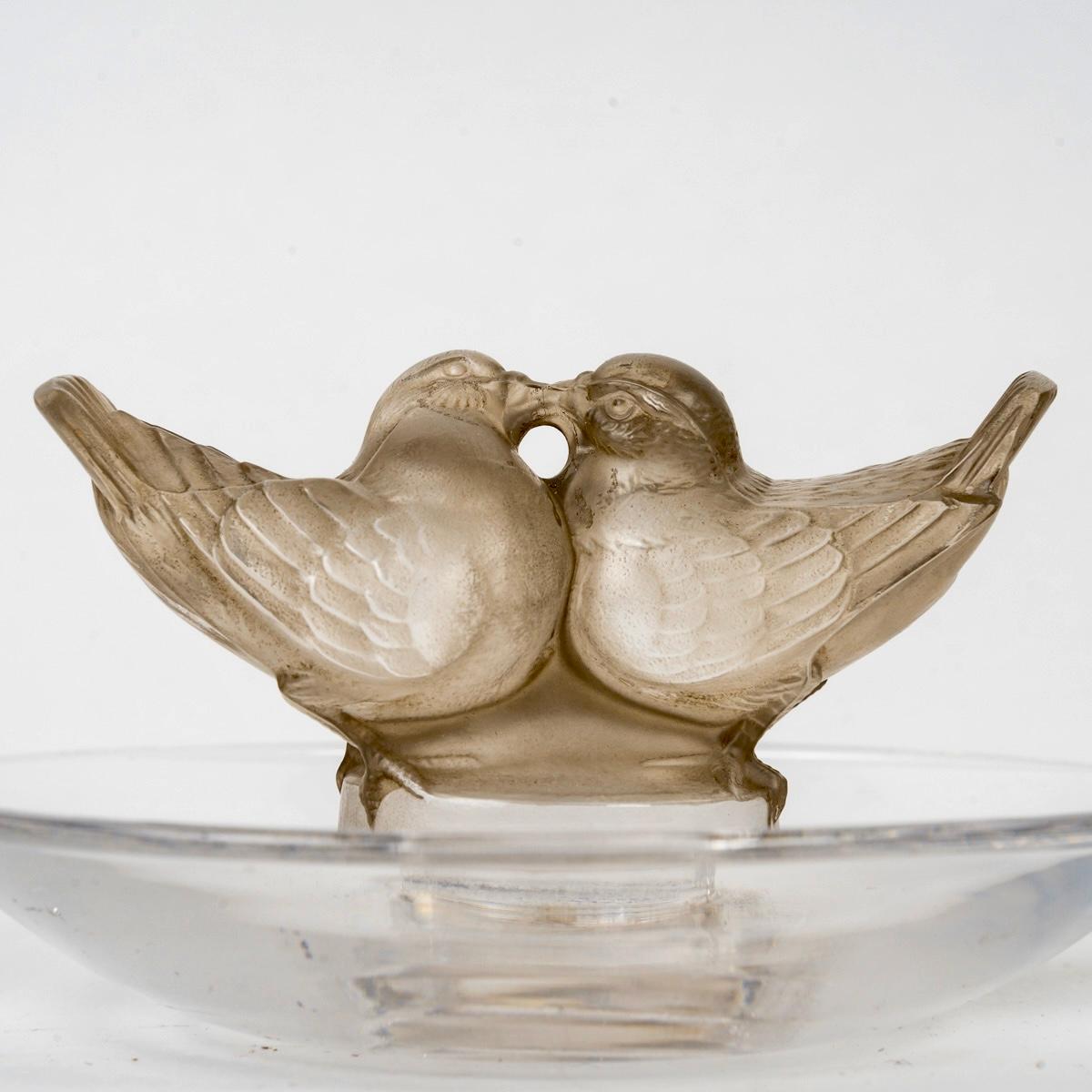 Milieu du XXe siècle 1931 René Lalique Cendrier Deux Colombes Verre à Patine Sépia