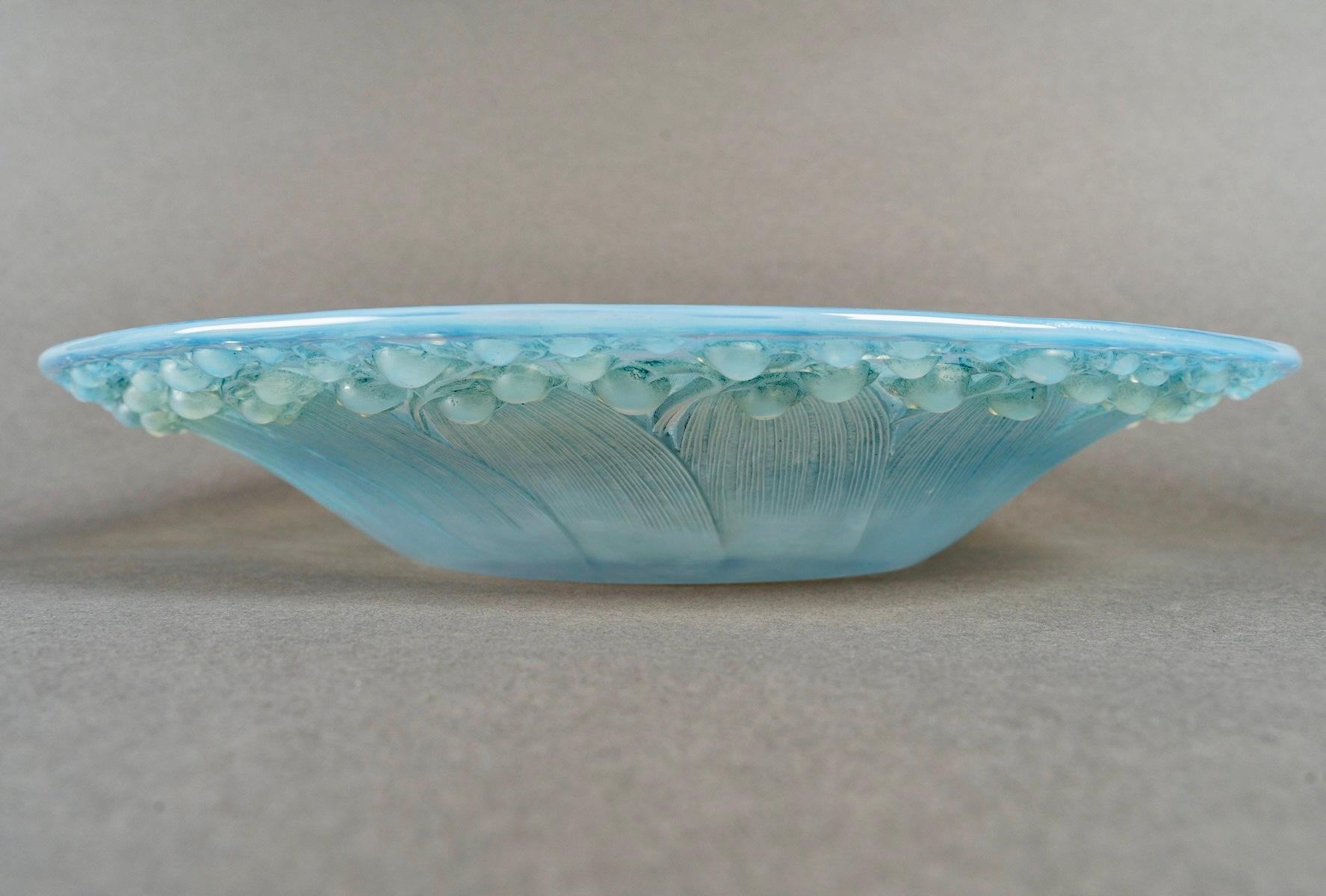Français 1931 René Lalique - Bol Muguet Verre opalescent Bleu Patina Muguet