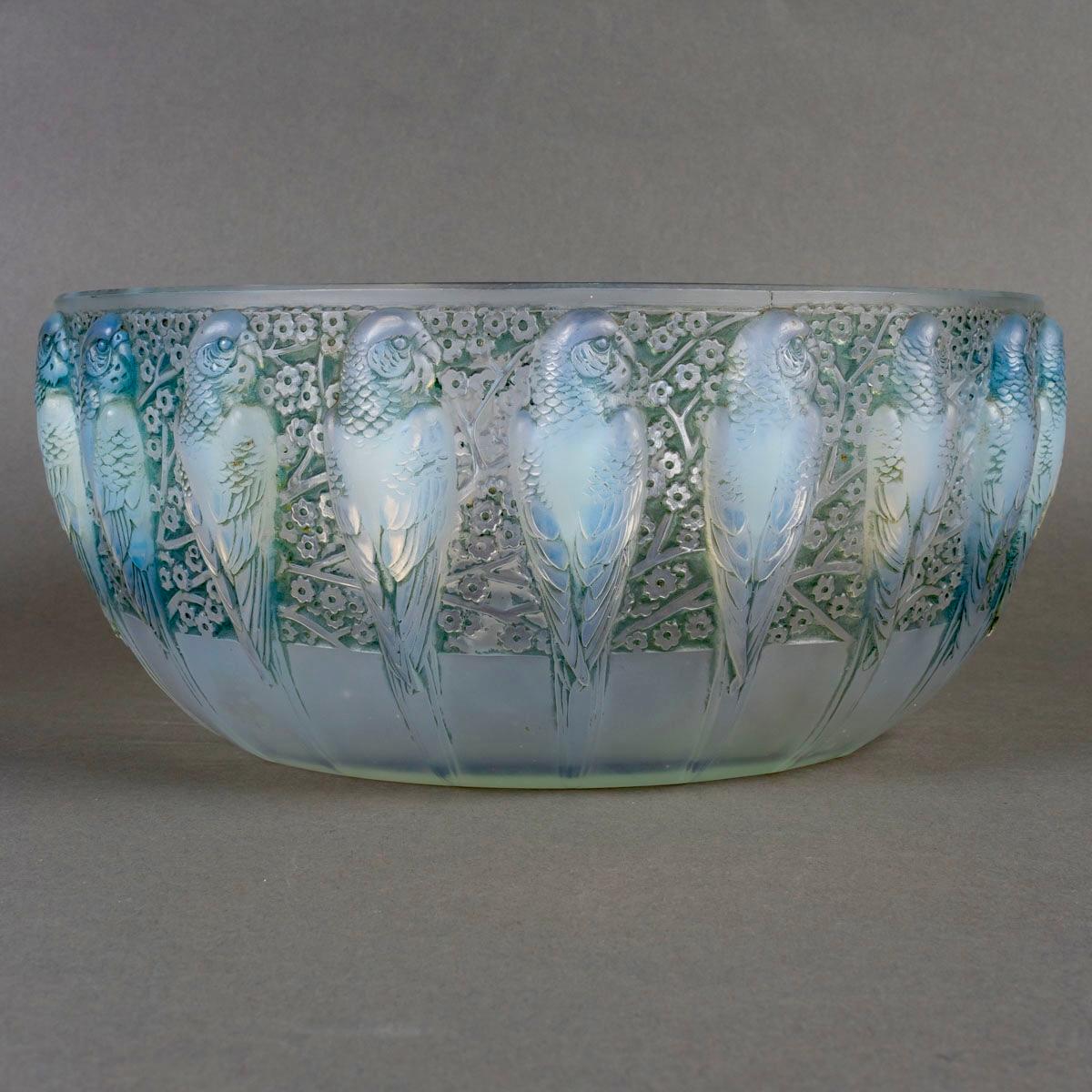 Art Deco 1931 René Lalique - Bowl Perruches Opalescent Glass with Green Patina