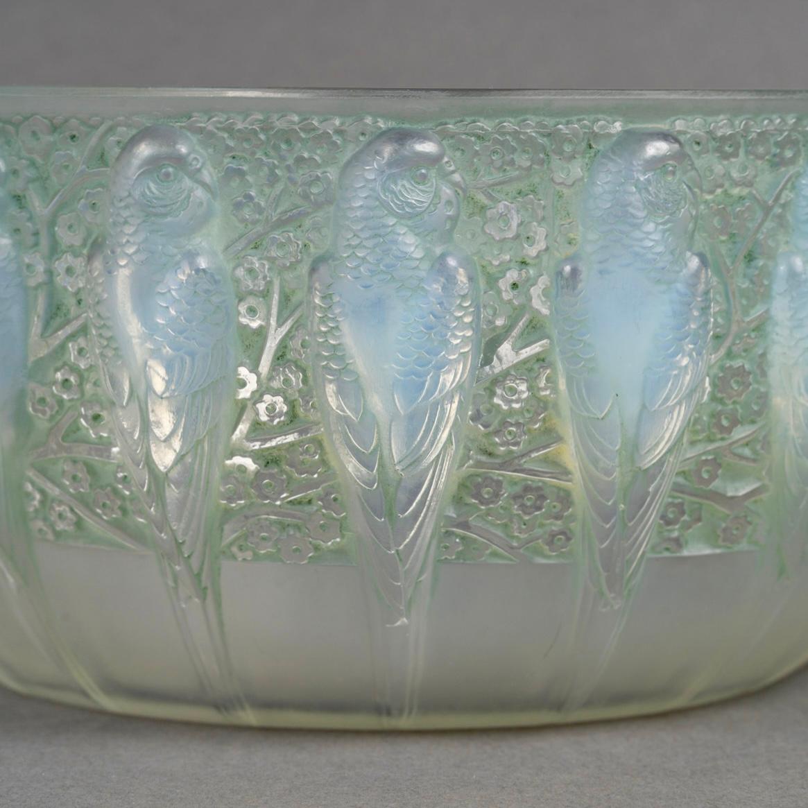 Français 1931 René Lalique - Bol Perruches Verre opalescent à patine verte