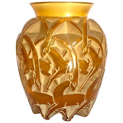 1931 René Lalique Vase Chamois Verre jaune miel ambre avec patine blanche