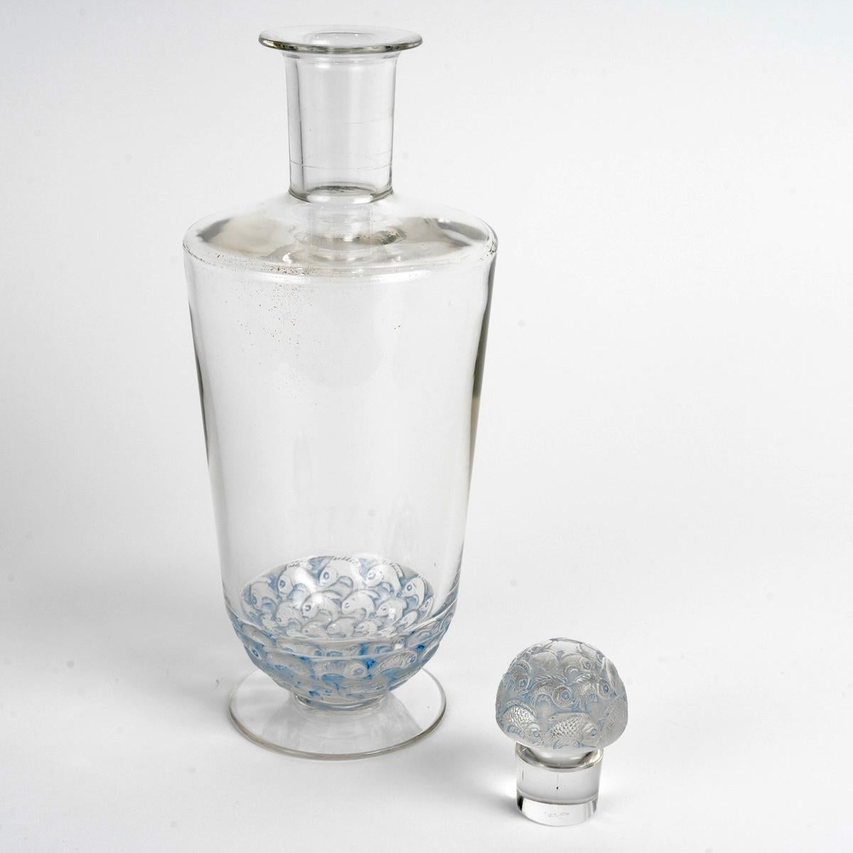 Art Déco 1931 René Lalique - Decanter Pouilly Fishes in vetro con patina blu in vendita
