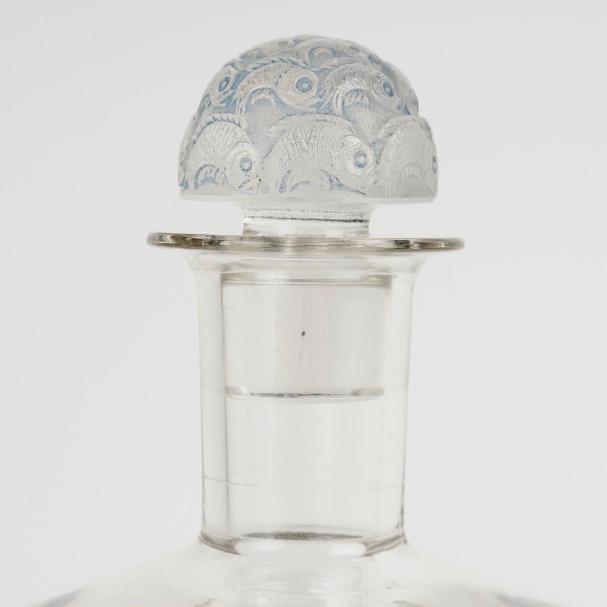 Francese 1931 René Lalique - Decanter Pouilly Fishes in vetro con patina blu in vendita
