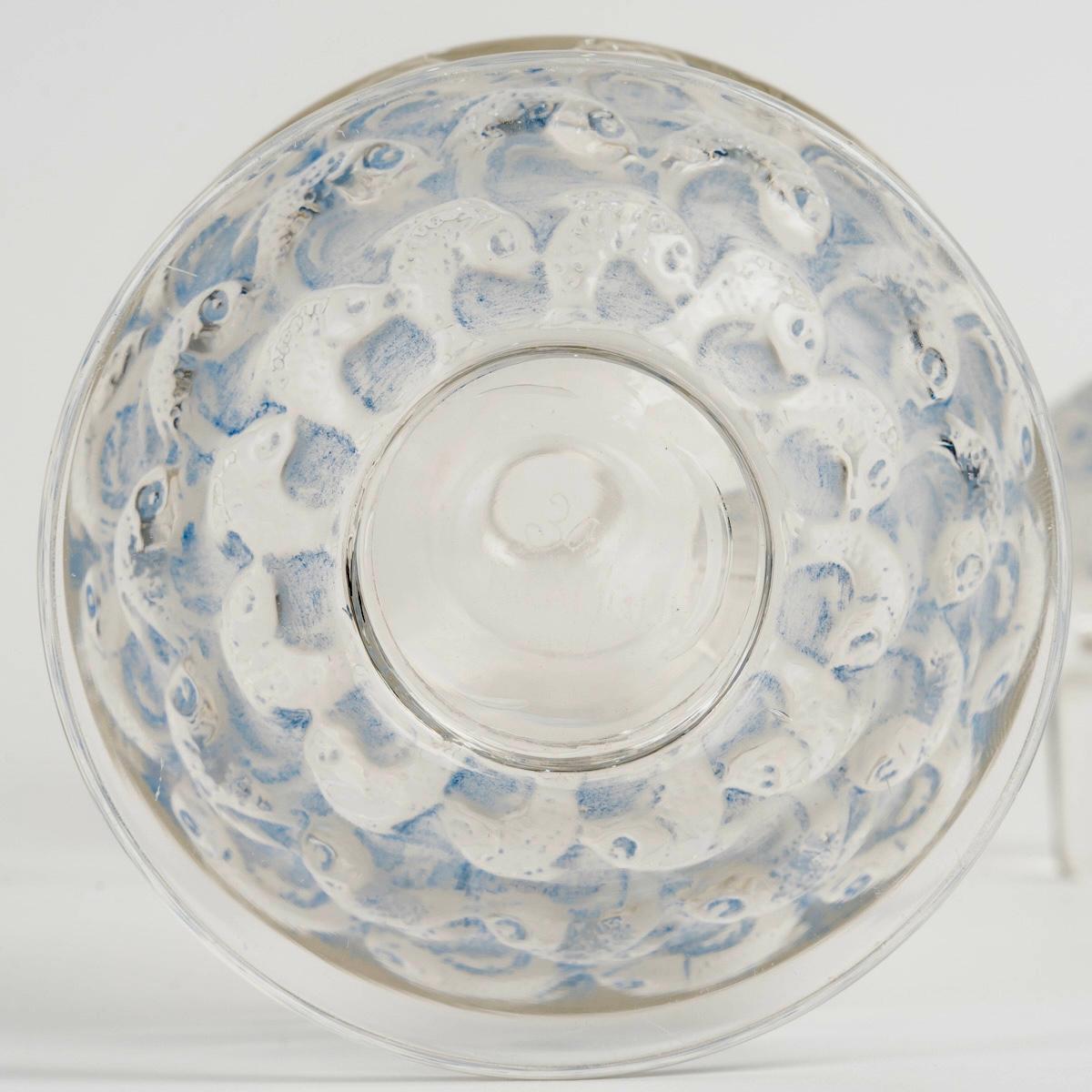 1931 René Lalique - Decanter Pouilly Fishes in vetro con patina blu In condizioni buone in vendita a Boulogne Billancourt, FR
