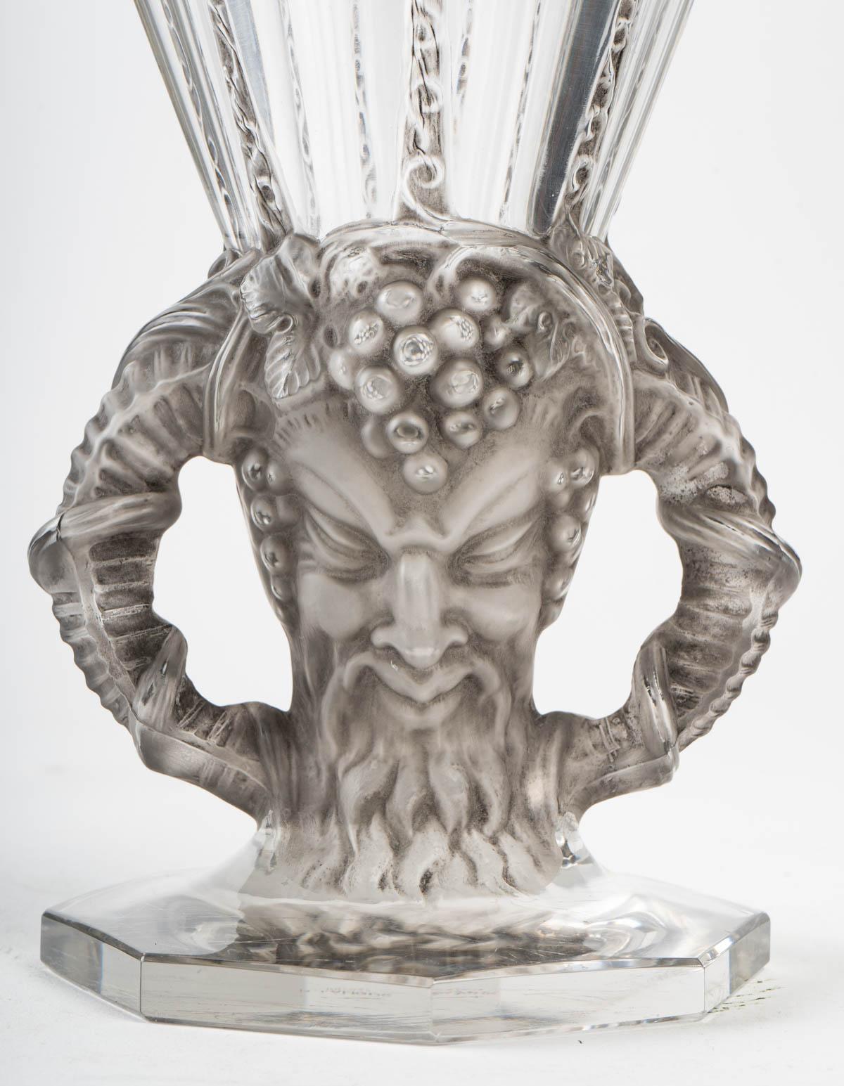 1931 René Lalique Faune Vase in Clear Crystal with Grey Patina In Good Condition In Boulogne Billancourt, FR