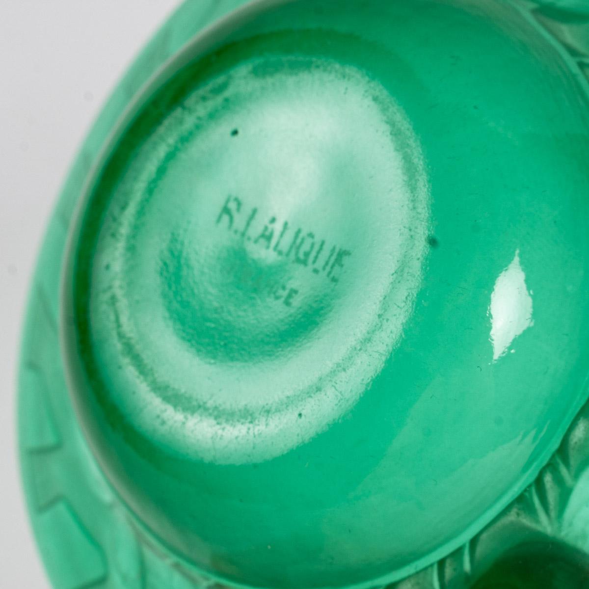 1931 René Lalique Irene Astray Pintray Emerald Green Glass with White Patina In Good Condition In Boulogne Billancourt, FR