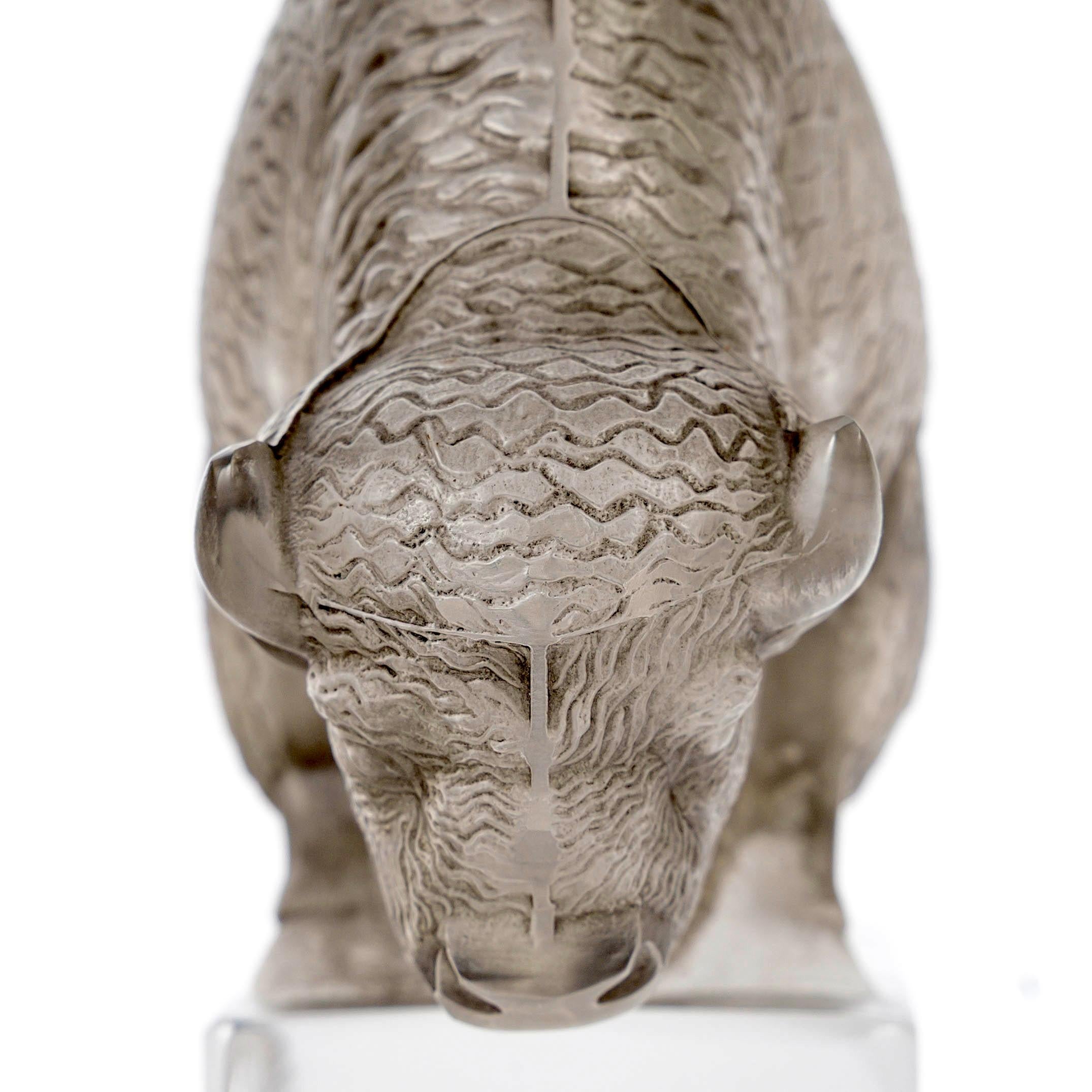 Francese 1931 René Lalique - Fermacarte in vetro Bison con patina grigia