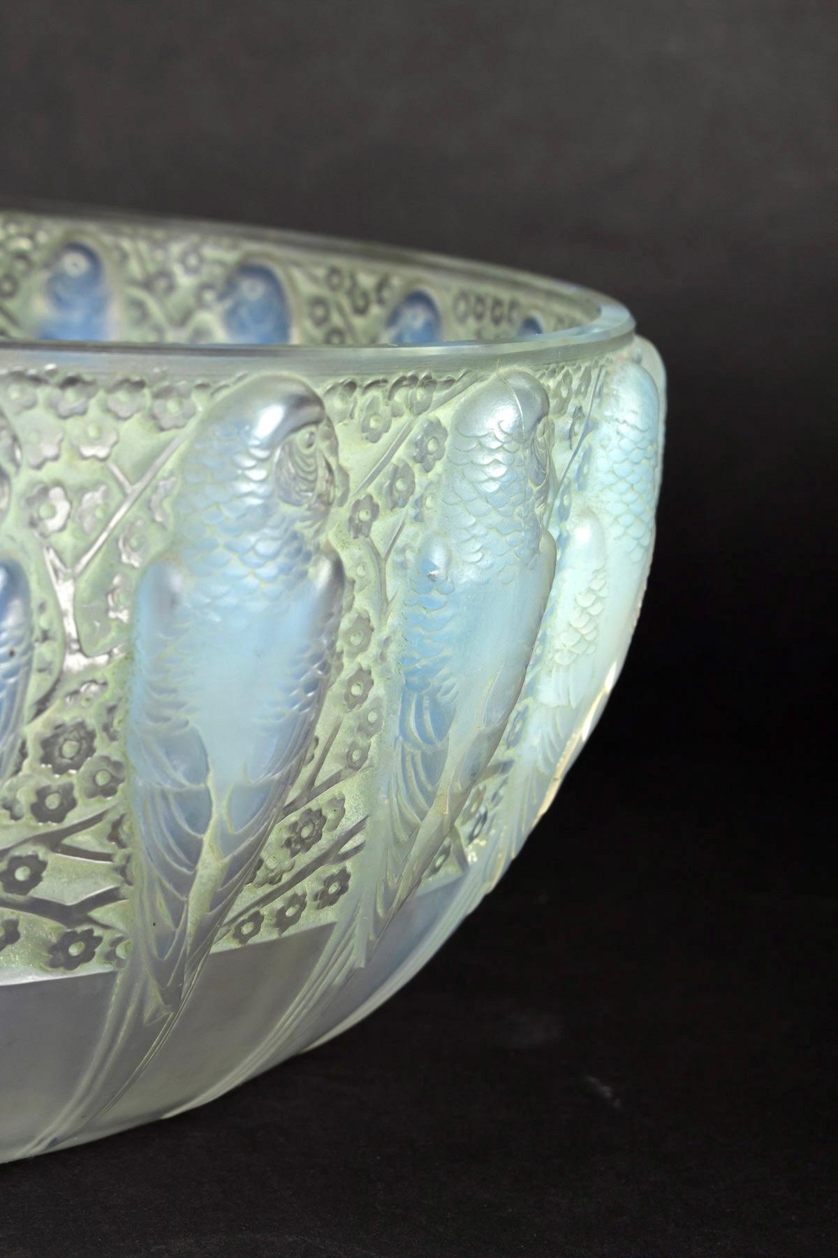 French 1931 René Lalique Perruches Bowl Opalescent Glass with Green Patina, Parrots