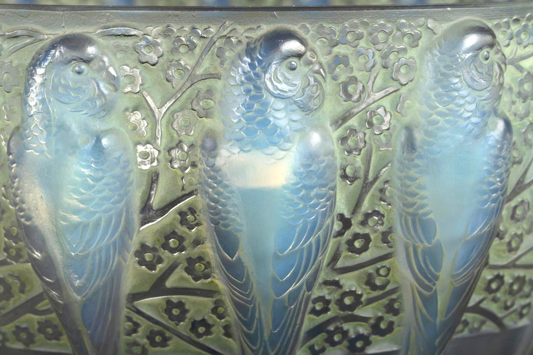 Molded 1931 René Lalique Perruches Bowl Opalescent Glass with Green Patina, Parrots