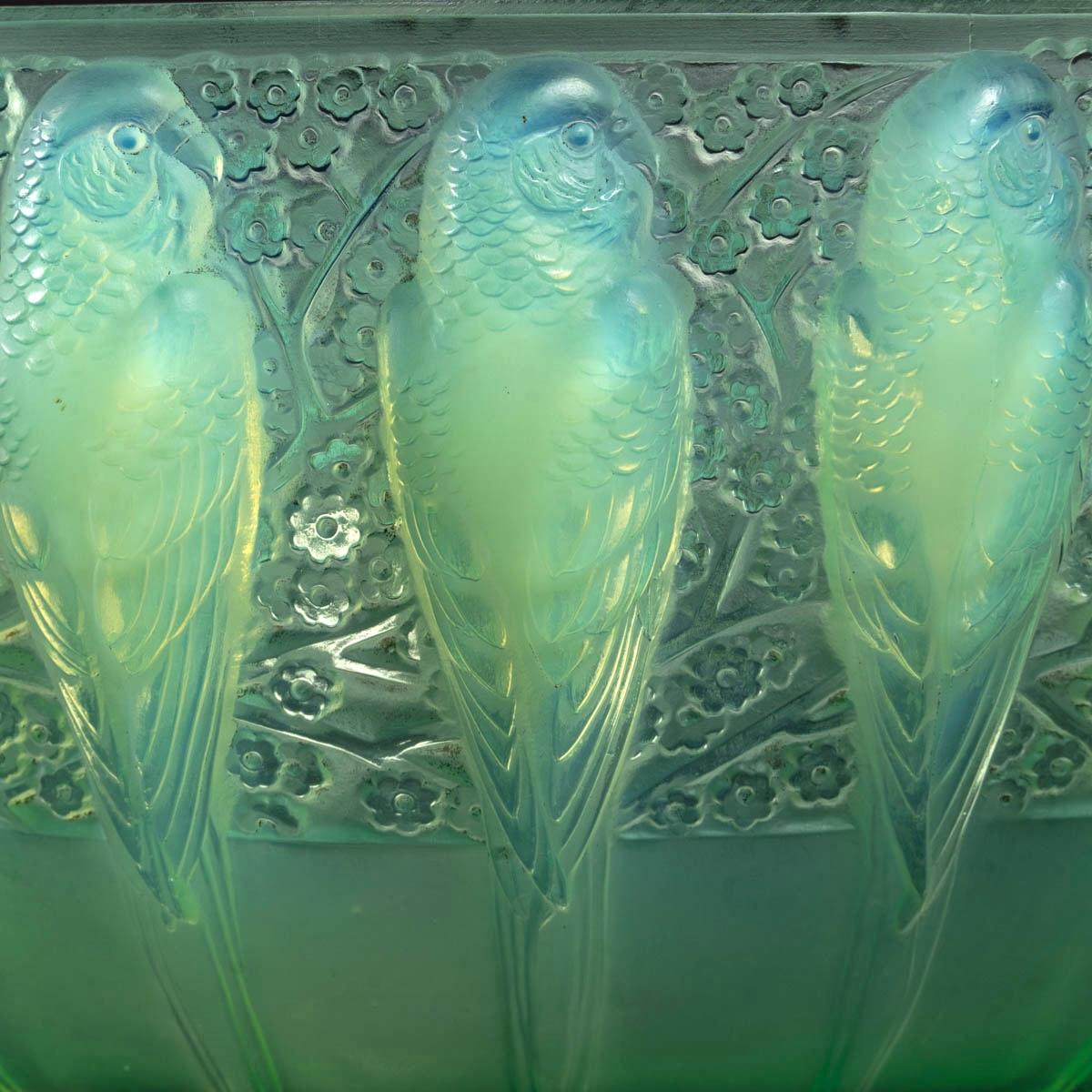French 1931 René Lalique Perruches Bowl Peppermint Glass Green Opalescent, Parrots