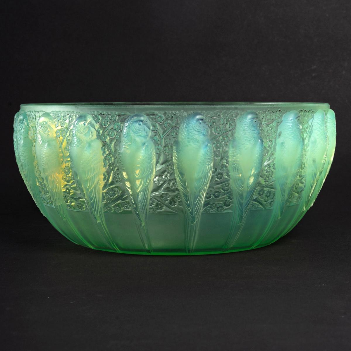 Molded 1931 René Lalique Perruches Bowl Peppermint Glass Green Opalescent, Parrots
