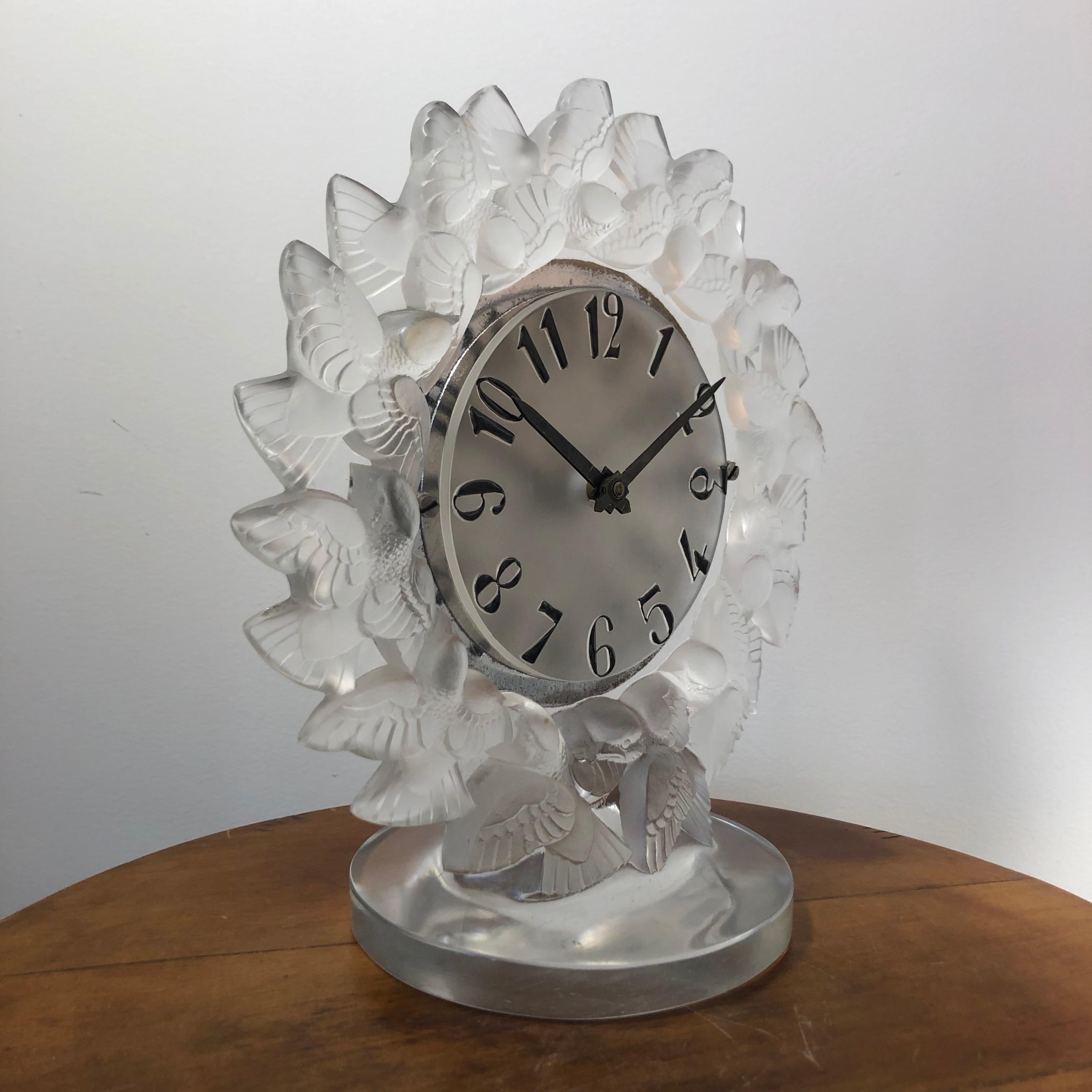1931 René Lalique Roitelets Clock Clear Glass Enamel Dial Omega Movement Birds In Good Condition In Boulogne Billancourt, FR