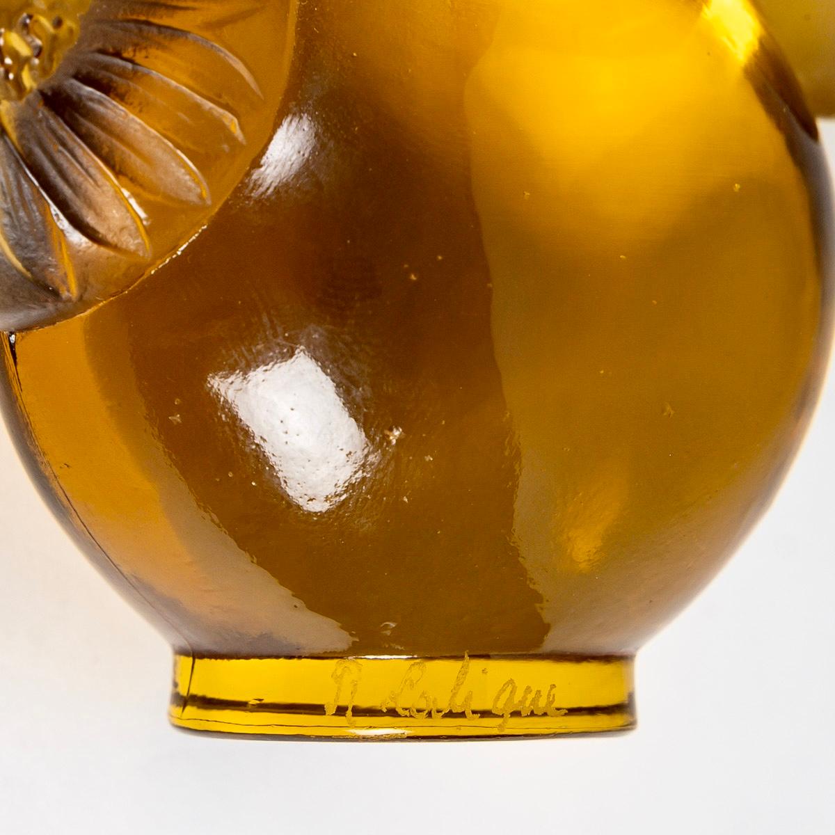 Moulé 1931 René Lalique, Sceau Soucis Fleurs en verre ambré jaune en vente