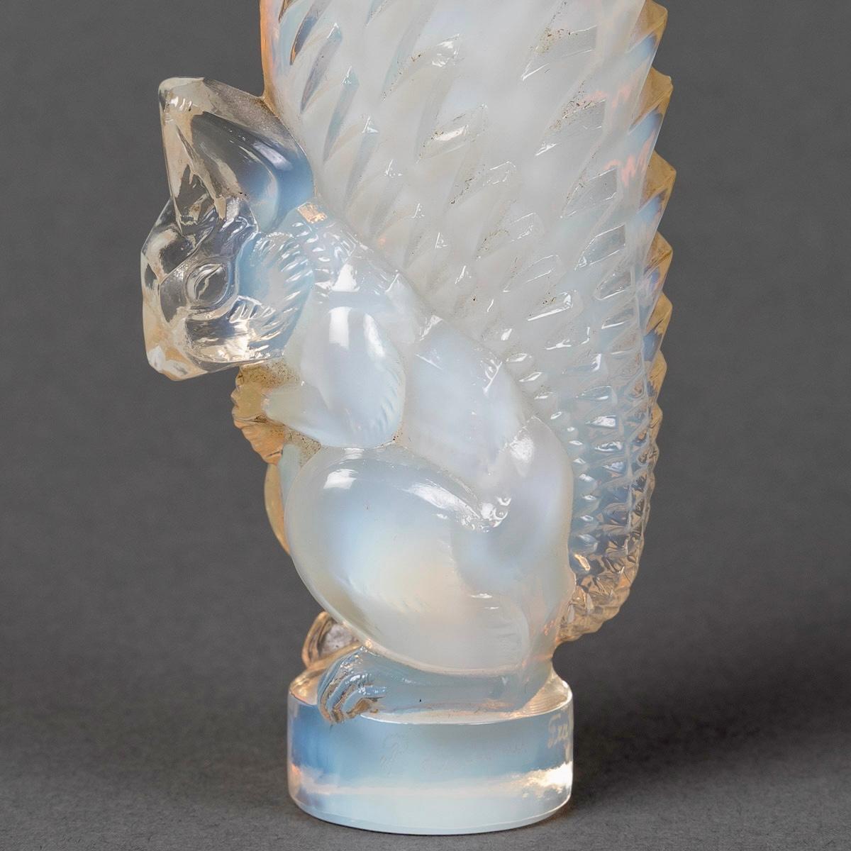 1931 Rene Lalique Seal Stamp Ecureuil Squirrel Opalescent Glass In Good Condition For Sale In Boulogne Billancourt, FR