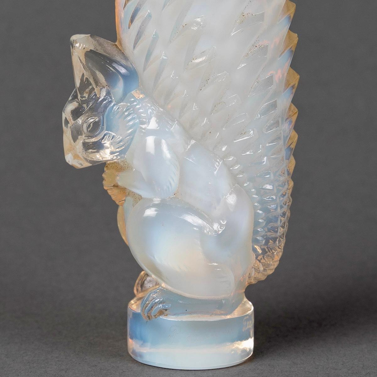 1931 Rene Lalique Timbro Sigillo Ecureuil Scoiattolo Vetro Opalescente In condizioni buone in vendita a Boulogne Billancourt, FR